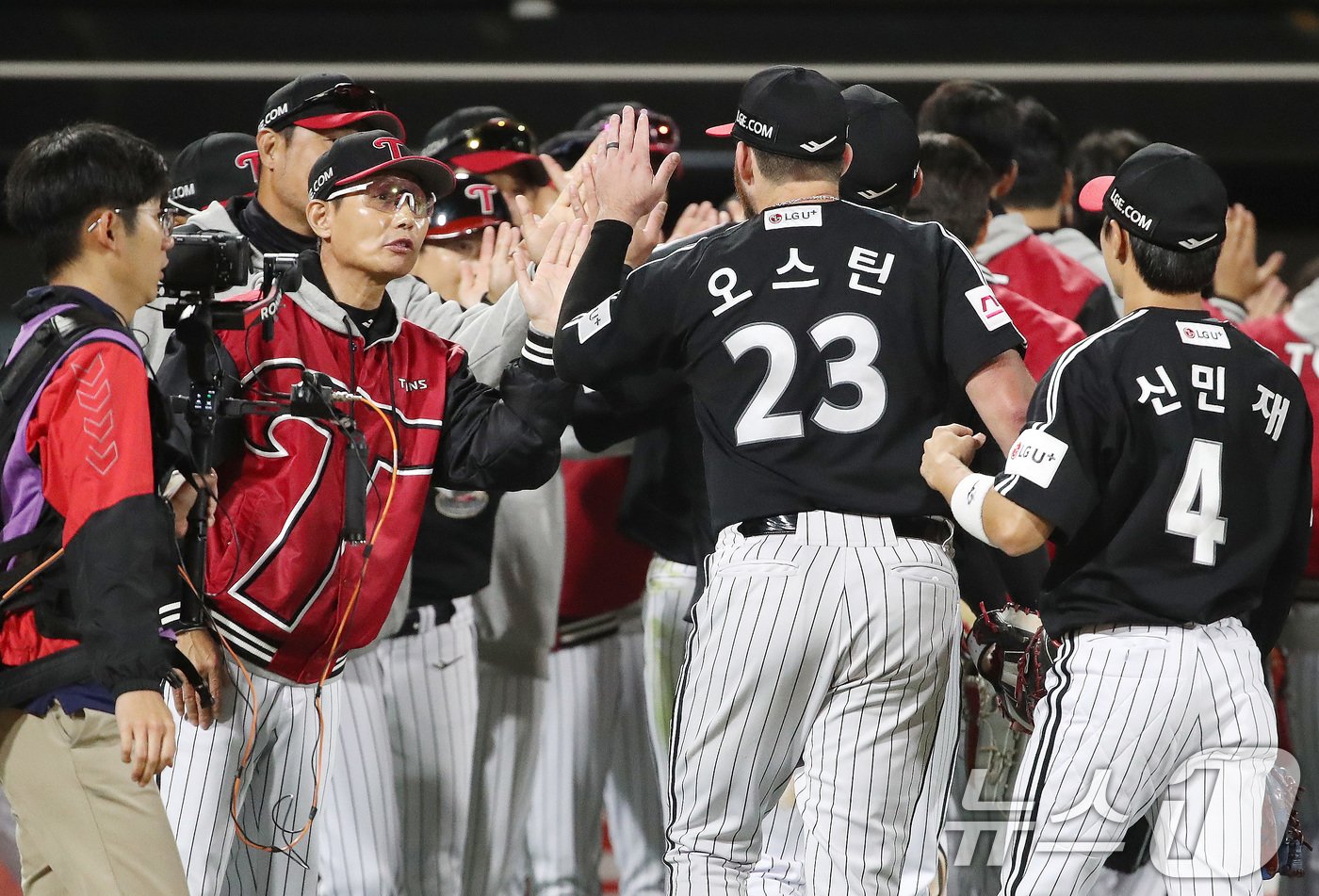 8일 오후 경기 수원시 장안구 KT위즈파크에서 열린 프로야구 &#39;2024 신한 SOL 뱅크 KBO 포스트시즌&#39; 준플레이오프 3차전 LG 트윈스와 KT 위즈의 경기에서 LG 염경엽 감독기 오스틴과 하이파이브를 나누고 있다. 이날 경기는 LG가 kt를 상대로 6-5로 승리했다.. 2024.10.8/뉴스1 ⓒ News1 임세영 기자