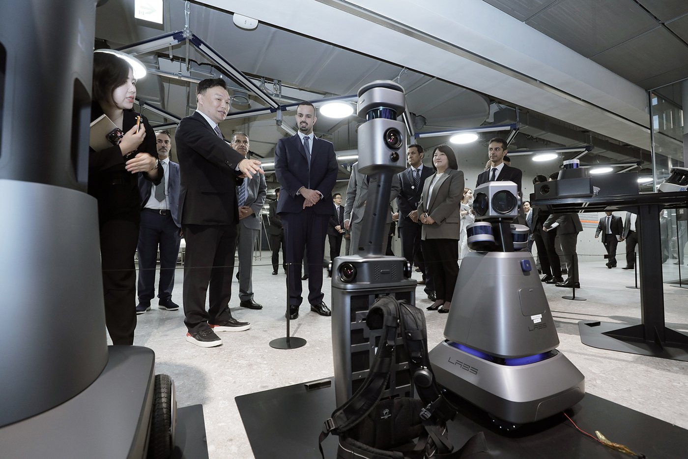 본문 이미지 - 네이버 1784를 방문한 파이살 빈 아야프&#40;Faisal bin Ayyaf&#41; 리야드 시장 일행이 네이버랩스의 로봇들을 살펴보고 있다. &#40;네이버 제공&#41;