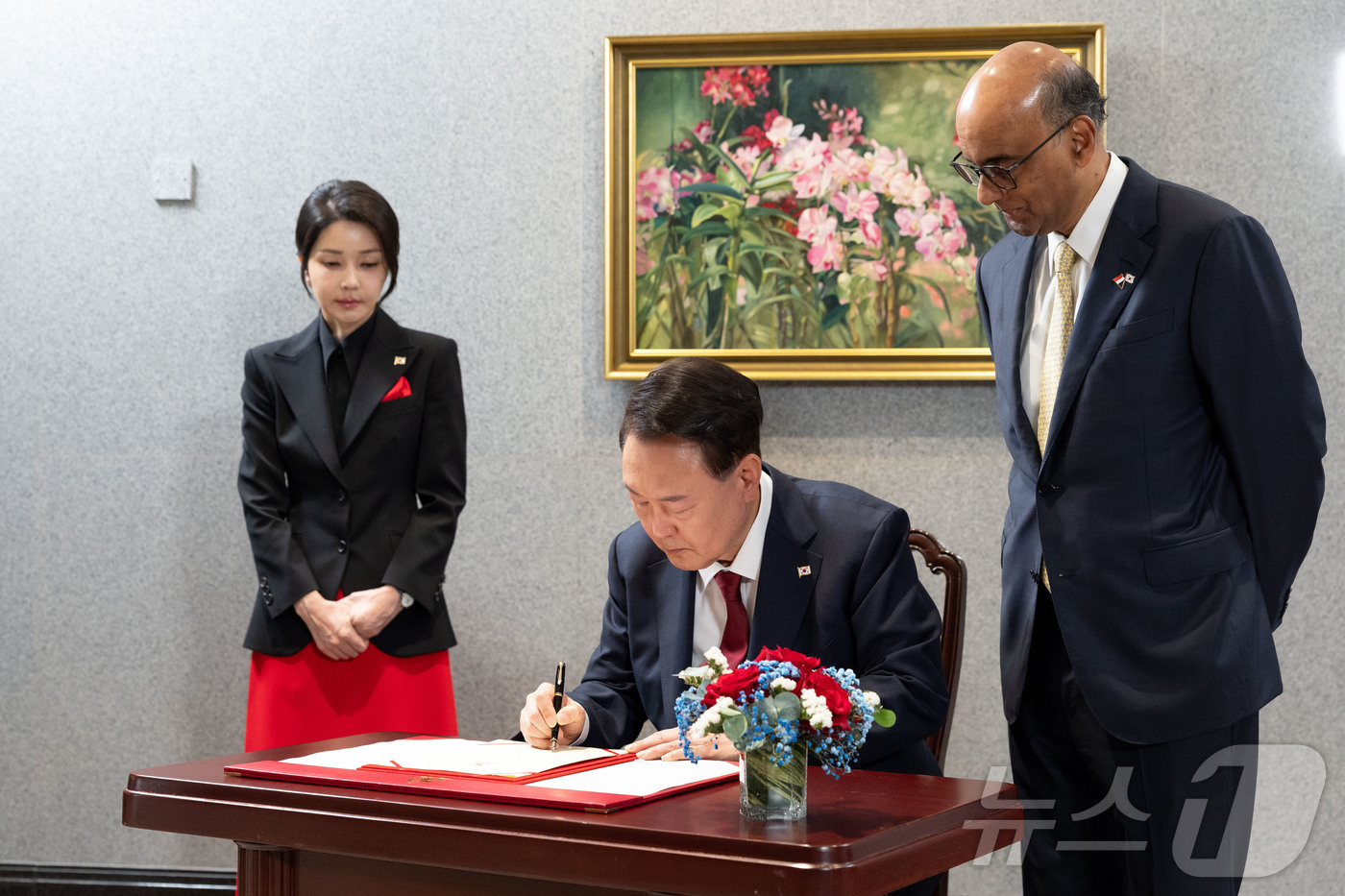(서울=뉴스1) 박지혜 기자 = 윤석열 대통령이 8일(현지시간) 싱가포르 의회에서 열린 공식환영식에 도착해 방명록을 작성하고 있다. 오른쪽은 타르만 샨무가라트남 싱가포르 대통령. …