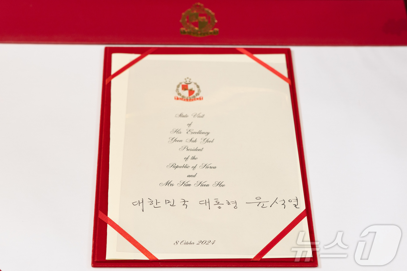 (서울=뉴스1) 박지혜 기자 = 윤석열 대통령이 8일 (현지시간) 싱가포르 의회를 방문해 작성한 방명록.  (대통령실 제공) 2024.10.9/뉴스1