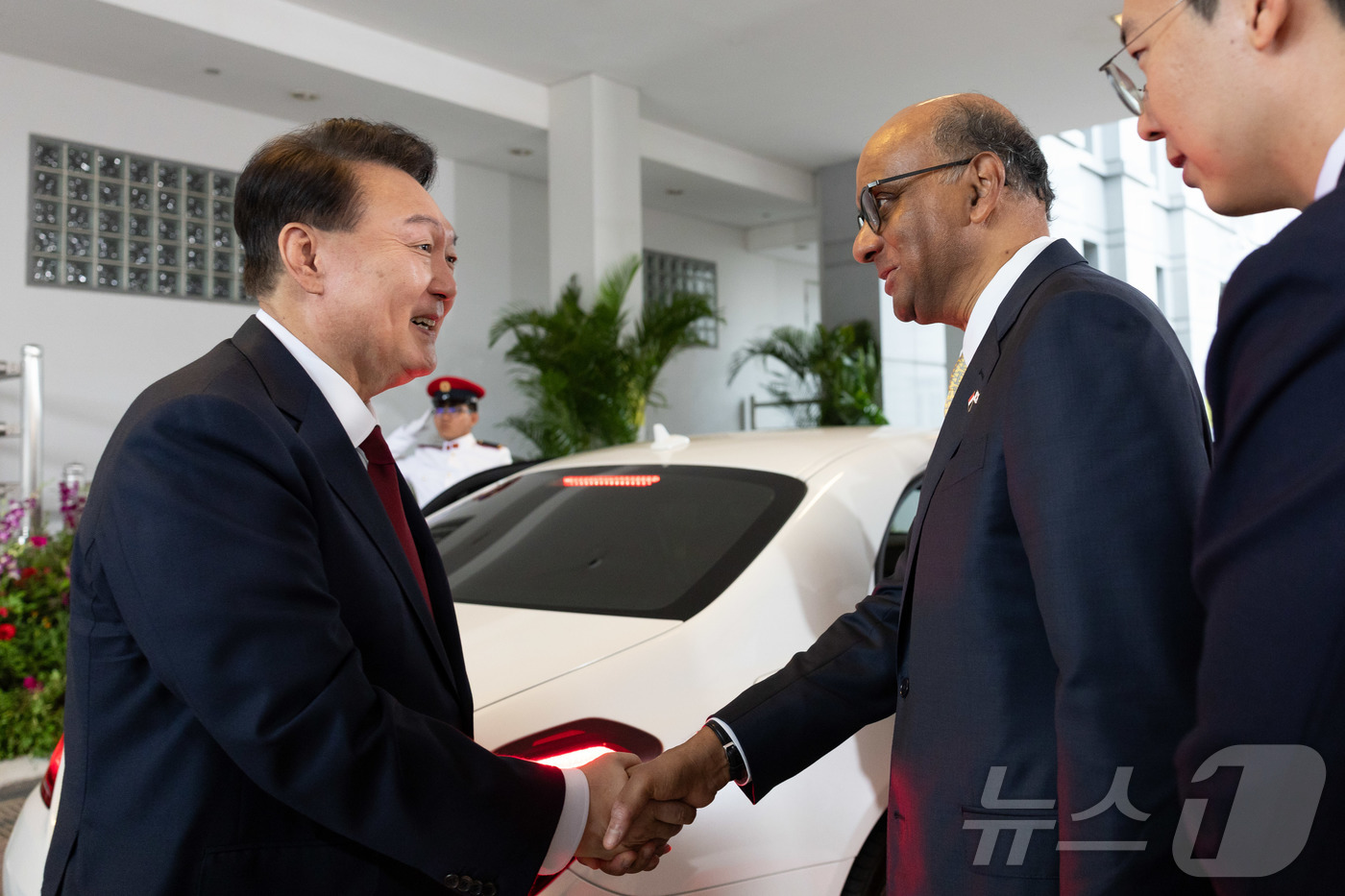 (서울=뉴스1) 박지혜 기자 = 윤석열 대통령이 8일(현지시간) 싱가포르 의회에서 열린 공식환영식에 도착해 타르만 샨무가라트남 싱가포르 대통령과 악수하고 있다. (대통령실 제공) …