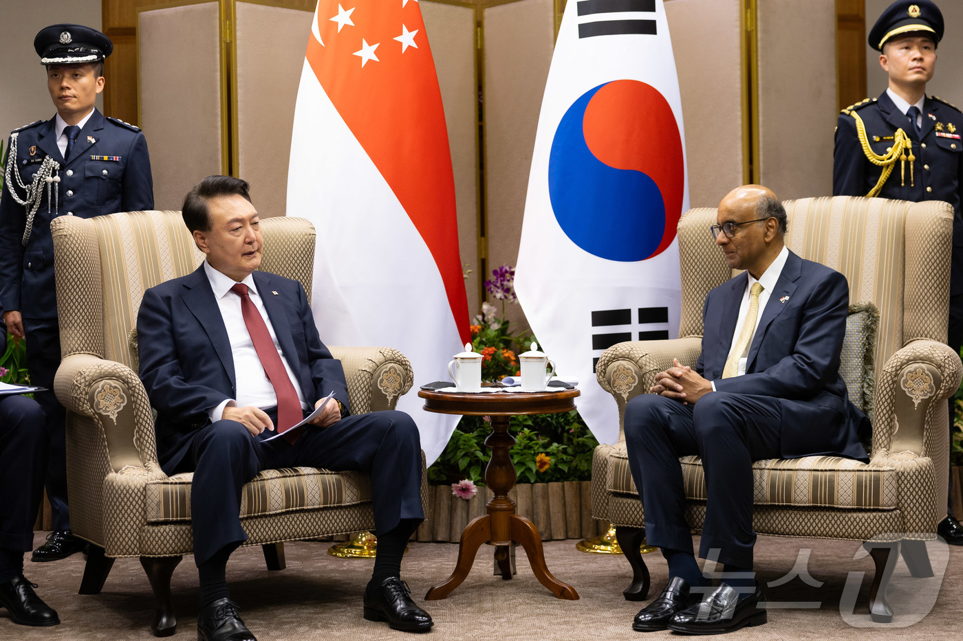 (서울=뉴스1) 박지혜 기자 = 윤석열 대통령이 8일(현지시간) 싱가포르 의회에서 타르만 샨무가라트남 싱가포르 대통령과 면담하고 있다. (대통령실 제공) 2024.10.9/뉴스1