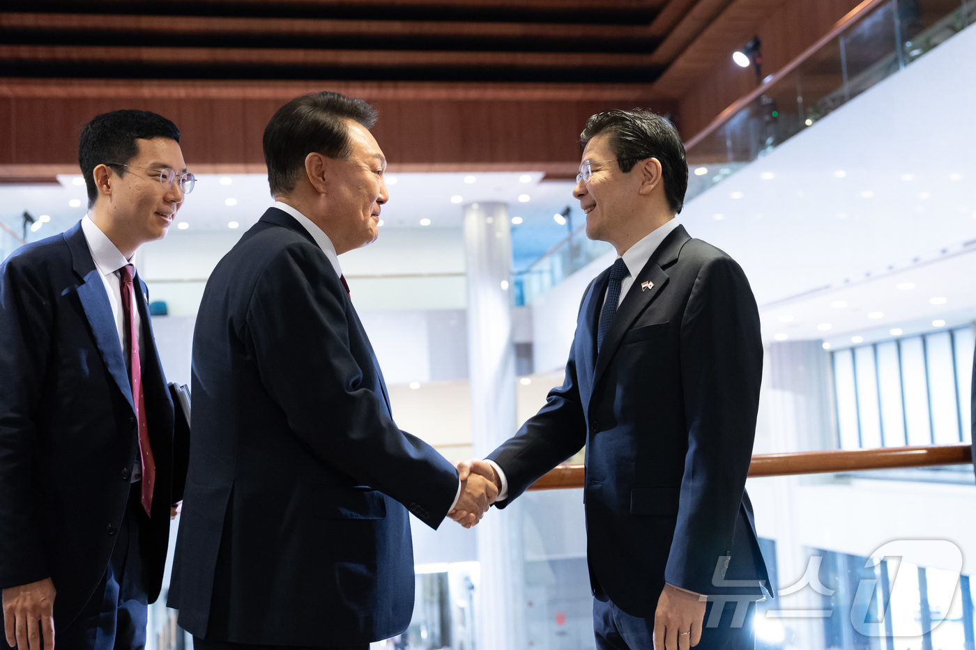 (서울=뉴스1) 박지혜 기자 = 윤석열 대통령이 8일(현지시간) 싱가포르 의회에서 열린 한·싱가포르 정상회담에 앞서 영접 나온 로런스 웡 싱가포르 총리와 인사를 나누고 있다. (대 …