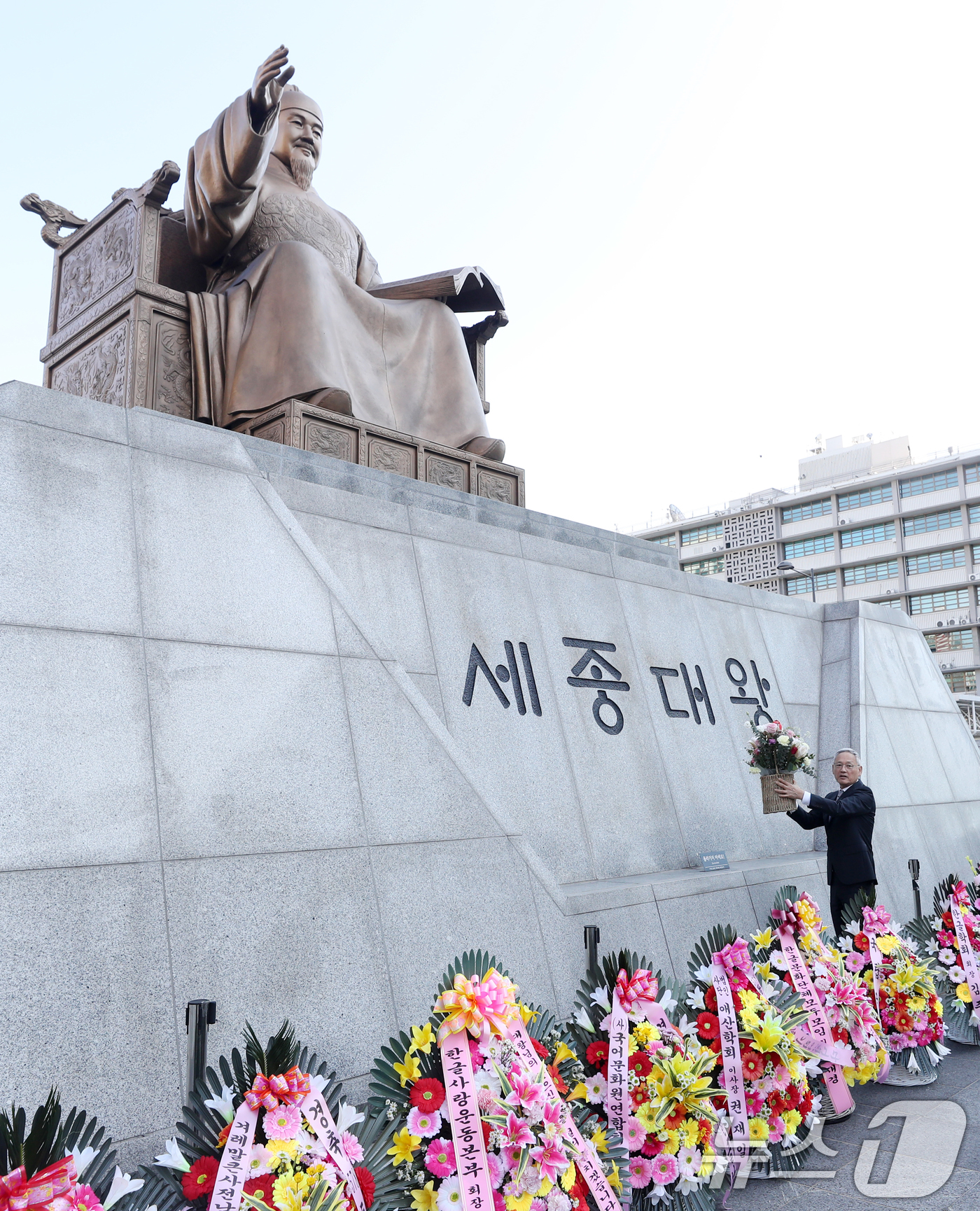 (서울=뉴스1) 이승배 기자 = 유인촌 문화체육관광부 장관이 한글날인 9일 서울 세종대로 광화문광장 세종대왕 동상에 헌화하고 있다. 2024.10.9/뉴스1