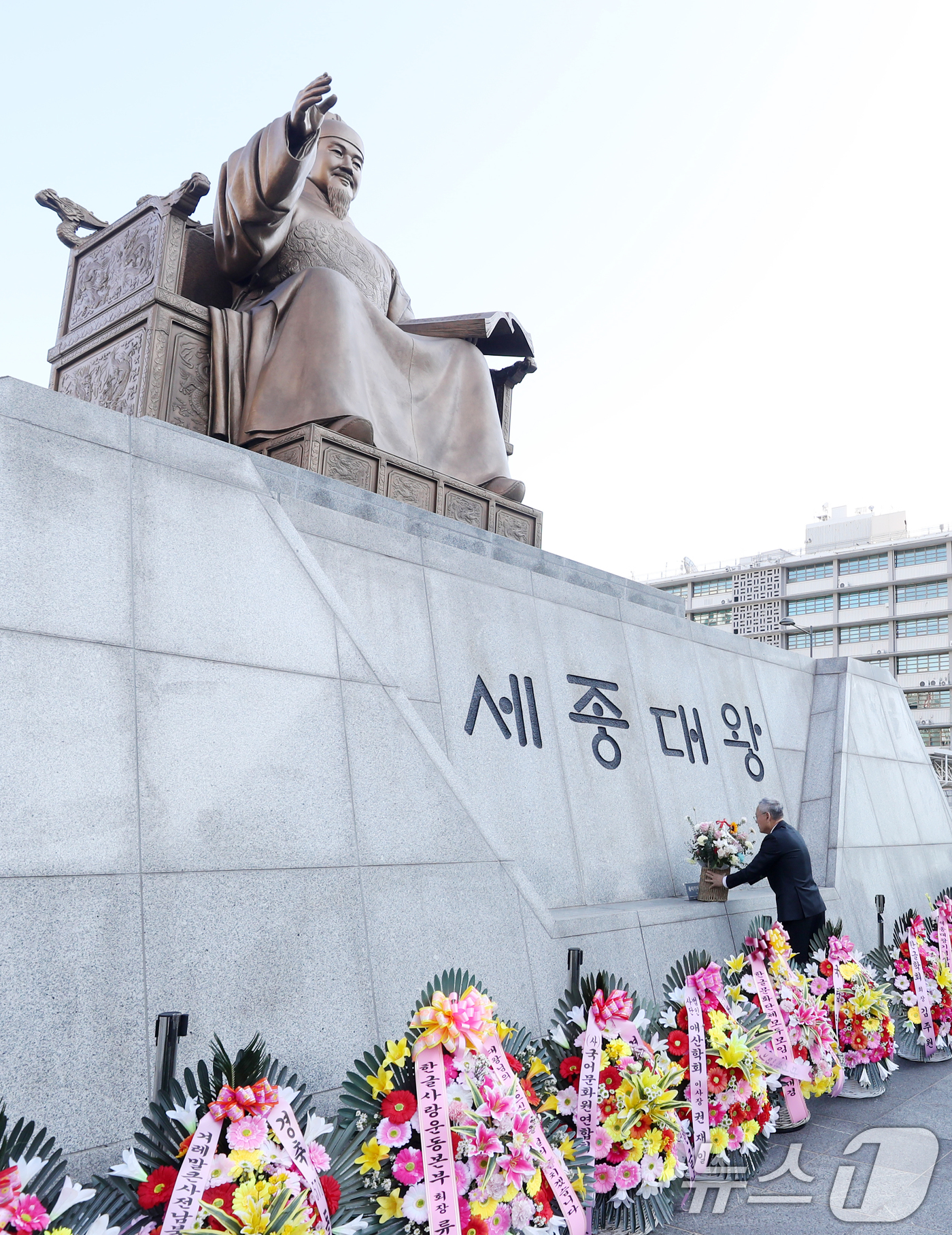 (서울=뉴스1) 이승배 기자 = 유인촌 문화체육관광부 장관이 한글날인 9일 서울 세종대로 광화문광장 세종대왕 동상에 헌화하고 있다. 2024.10.9/뉴스1