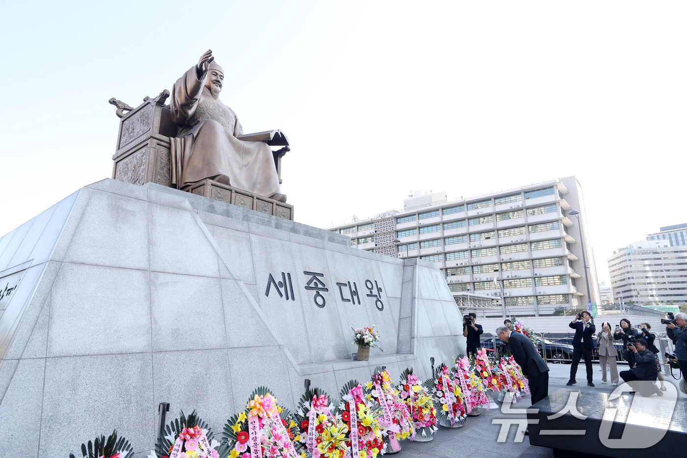 (서울=뉴스1) 이승배 기자 = 유인촌 문화체육관광부 장관이 한글날인 9일 서울 세종대로 광화문광장 세종대왕 동상에 헌화를 마친 뒤 묵념하고 있다. 2024.10.9/뉴스1