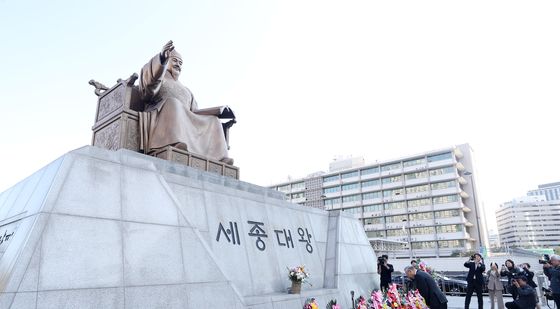 한글날 헌화하는 유인촌 장관