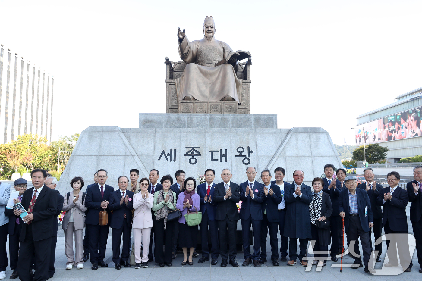 (서울=뉴스1) 이승배 기자 = 유인촌 문화체육관광부 장관이 한글날인 9일 서울 세종대로 광화문광장 세종대왕 동상에 헌화를 마치고 한글 관련 단체 회원들과 함께 기념촬영하고 있다. …