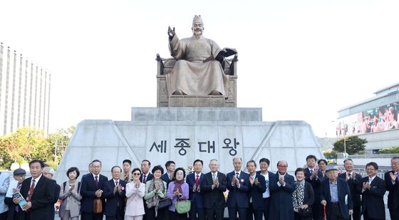 한글날 세종대왕 동상 헌화 마친 유인촌 문체부 장관