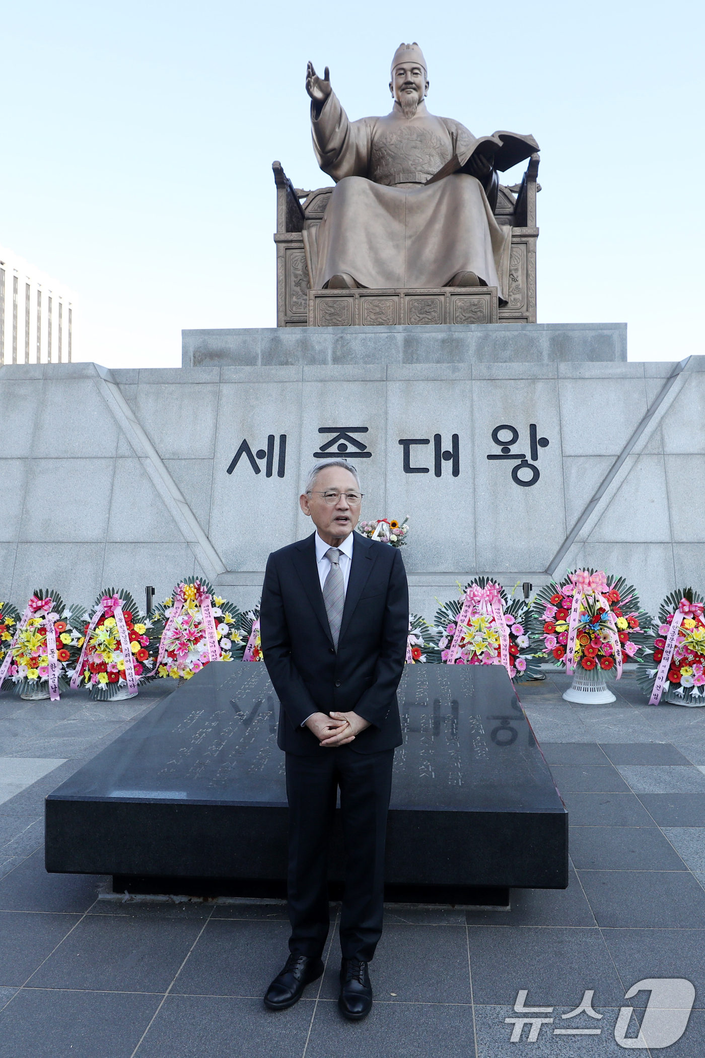 (서울=뉴스1) 이승배 기자 = 유인촌 문화체육관광부 장관이 한글날인 9일 서울 세종대로 광화문광장 세종대왕 동상 헌화 행사에서 인사말하고 있다. 2024.10.9/뉴스1