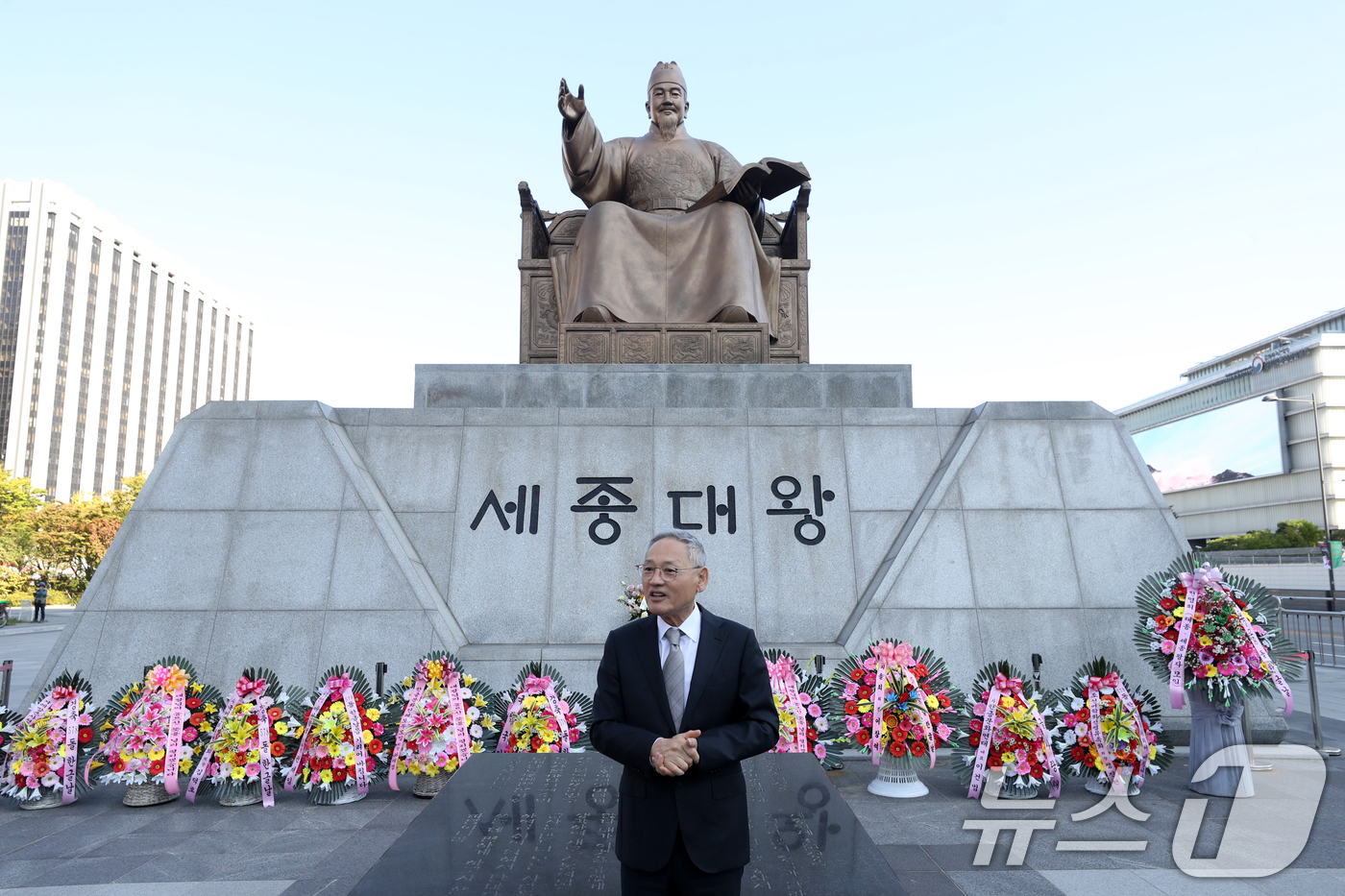 (서울=뉴스1) 이승배 기자 = 유인촌 문화체육관광부 장관이 한글날인 9일 서울 세종대로 광화문광장 세종대왕 동상 헌화 행사에서 인사말하고 있다. 2024.10.9/뉴스1