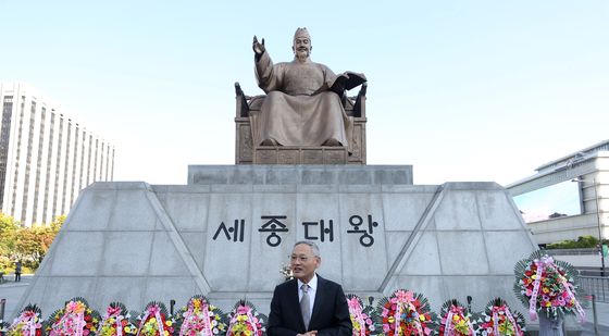 한글날 맞아 세종대왕 동상 찾은 유인촌 장관