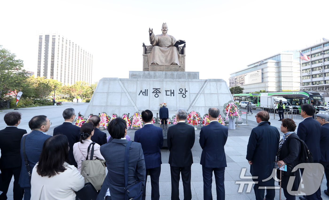 (서울=뉴스1) 이승배 기자 = 한글날인 9일 서울 세종대로 광화문광장 세종대왕 동상 헌화 행사에서 참석자들이 헌화하고 있다. 2024.10.9/뉴스1