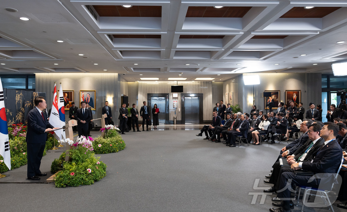 (서울=뉴스1) 박지혜 기자 = 윤석열 대통령이 8일(현지시간) 싱가포르 의회에서 로런스 웡 싱가포르 총리와 한·싱가포르 정상회담을 마친 뒤 공동언론발표를 하고 있다. (대통령실 …