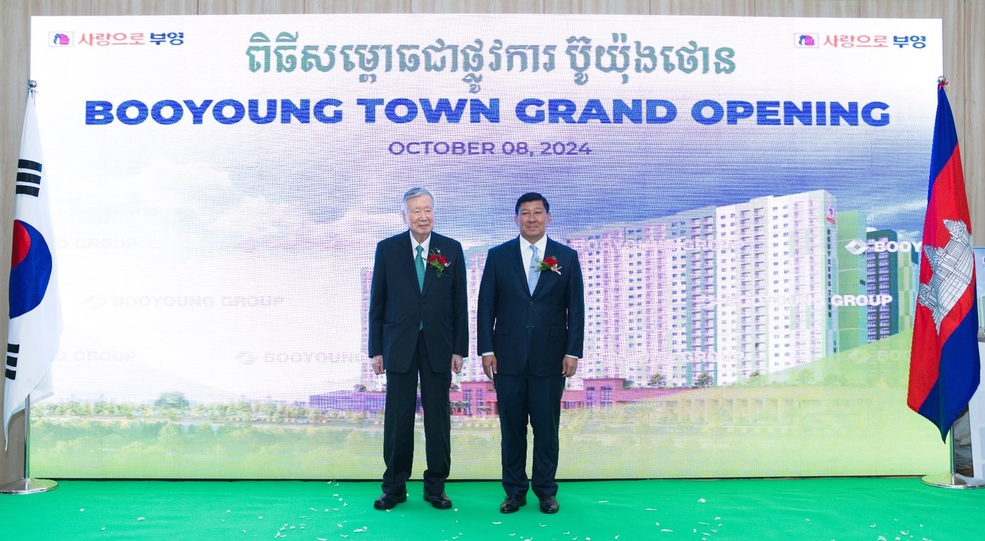 본문 이미지 - 이중근 부영그룹 회장(왼)이 사이 쌈알 캄보디아 부총리와 기념촬영을 하고 있다.(부영그룹 제공)