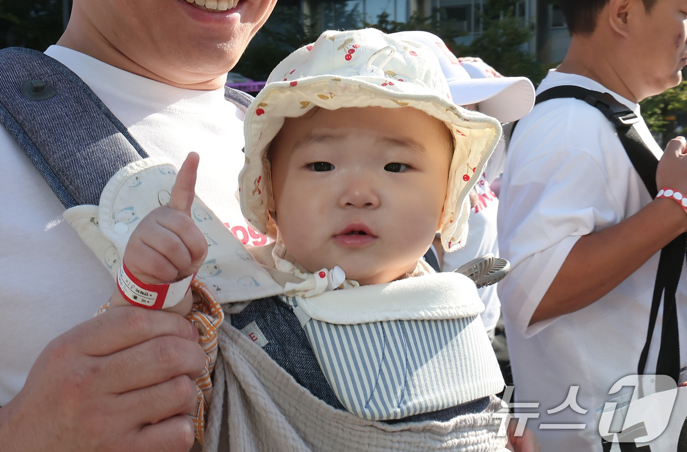 (서울=뉴스1) 김성진 기자 = 9일 오전 서울 중구 서울시청 광장에서 열린 '2024 함께걸어요 My5K' 행사에 참가한 한 유아가 도심을 걷고 있다. 2024.10.9/뉴스1