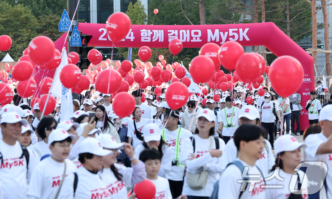 (서울=뉴스1) 김성진 기자 = 9일 오전 서울 중구 서울시청 광장에서 열린 '2024 함께걸어요 My5K' 행사에 참가한 시민들이 도심을 걷고 있다. 2024.10.9/뉴스1