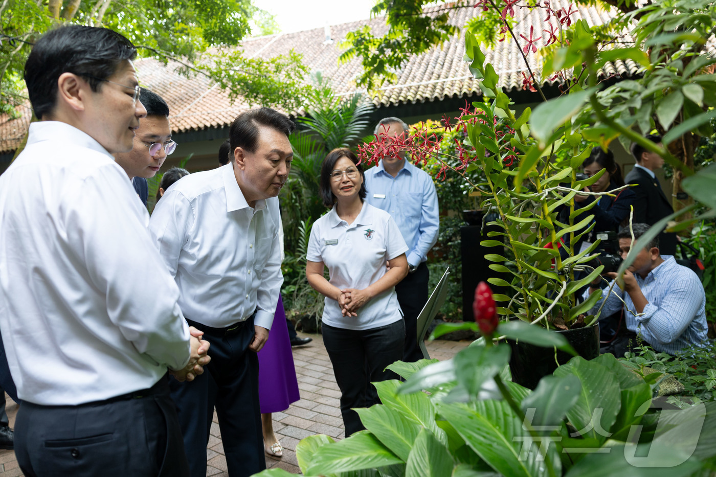 (서울=뉴스1) 박지혜 기자 = 윤석열 대통령이 8일(현지시간) 싱가포르 국립식물원을 방문해 로런스 웡 싱가포르 총리와 함께 귀빈의 이름이 부여된 난초를 살펴보고 있다. (대통령실 …