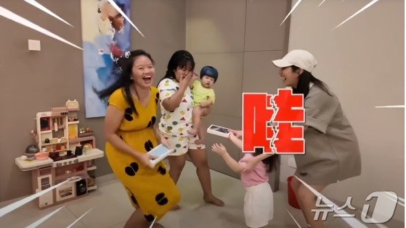 본문 이미지 - 기뻐하는 도우미들 - 유튜브 갈무리