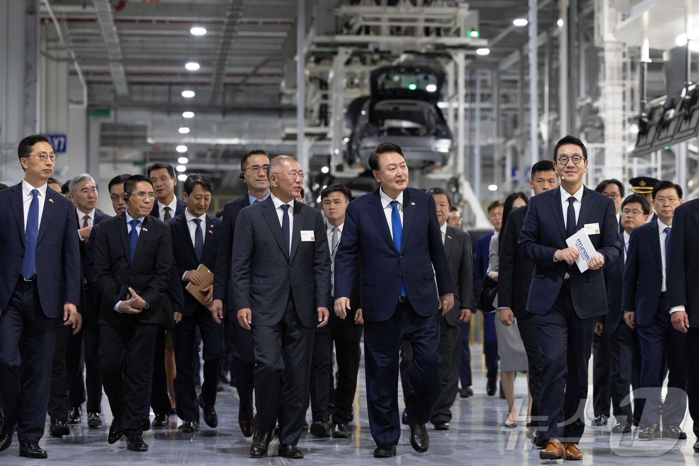 (서울=뉴스1) 박지혜 기자 = 윤석열 대통령이 8일(현지시간) 싱가포르 현대자동차 글로벌 혁신센터를 방문해 정의선 현대차그룹 회장과 시설을 둘러보고 있다. (대통령실 제공) 20 …