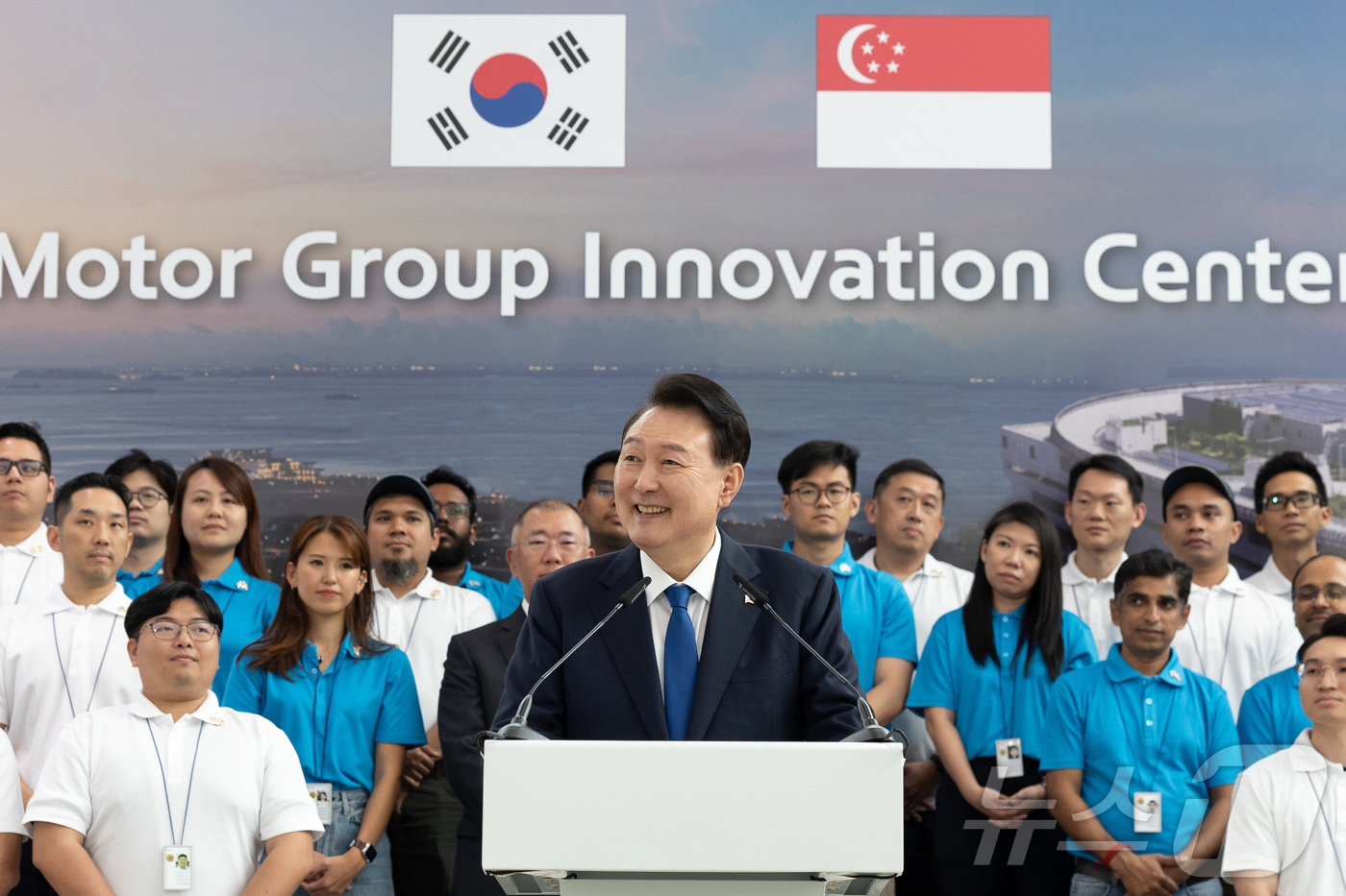 (서울=뉴스1) 박지혜 기자 = 윤석열 대통령이 8일(현지시간) 싱가포르 현대자동차 글로벌 혁신센터를 방문해 격려사를 하고 있다. (대통령실 제공) 2024.10.9/뉴스1