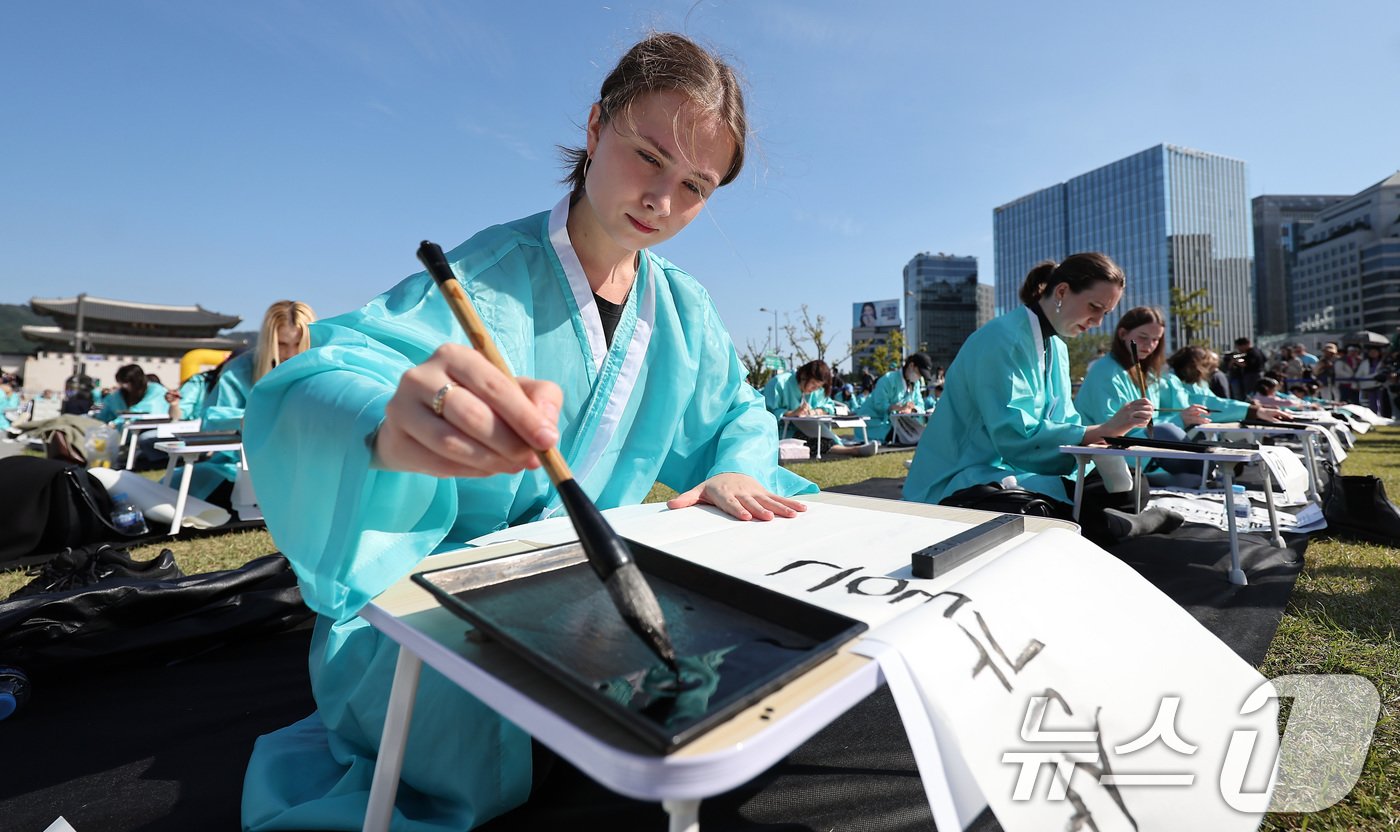 본문 이미지 - 제578돌 한글날을 맞은 9일 오전 서울 종로구 광화문광장에서 한국예술문화원 주체로 열린 조선시대 과거 시험 재현 '휘호대회'에서 외국인 참가자들이 글씨를 적고 있다. 2024.10.9/뉴스1 ⓒ News1 김성진 기자
