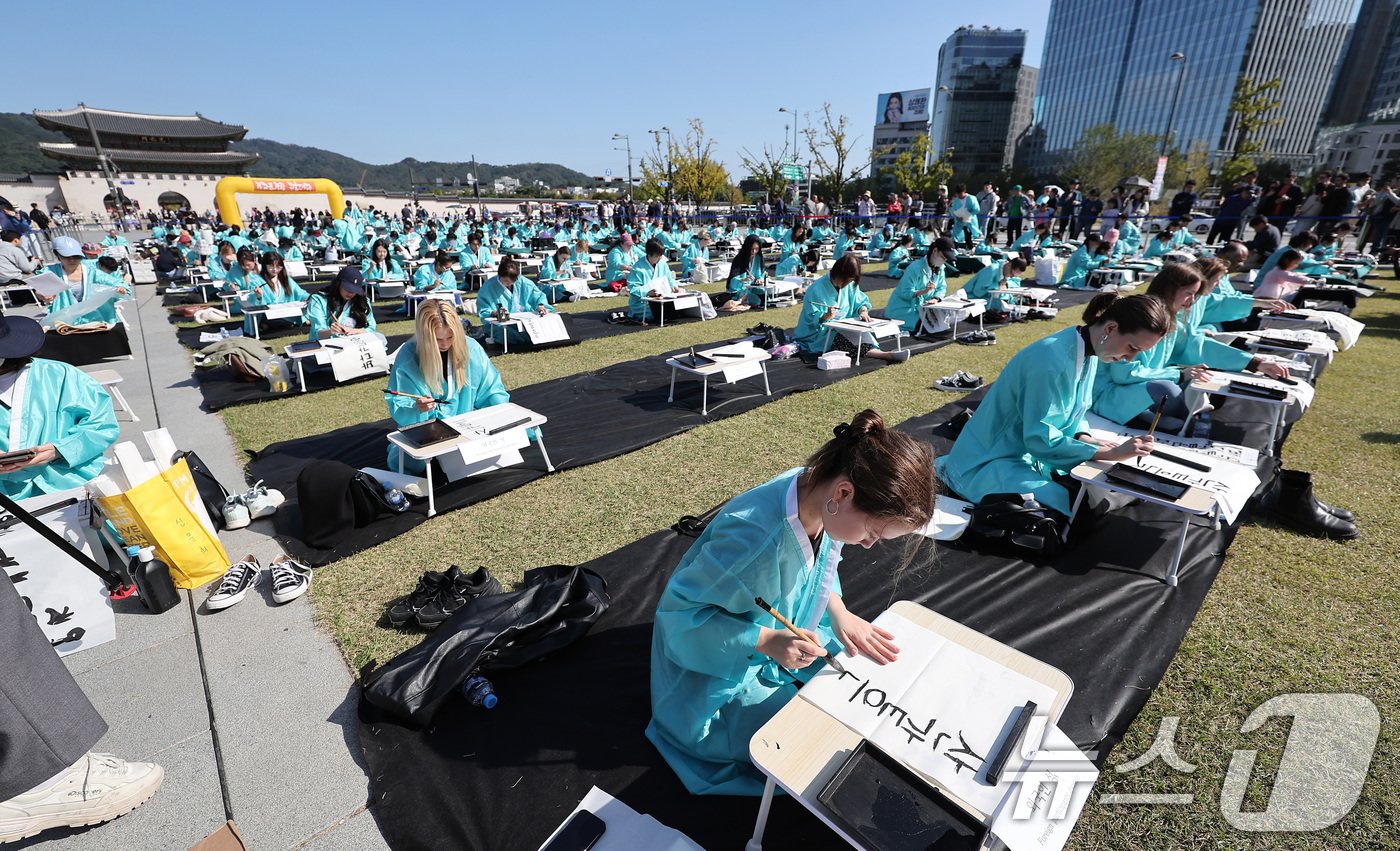 제578돌 한글날을 맞은 9일 오전 서울 종로구 광화문광장에서 한국예술문화원 주체로 열린 조선시대 과거 시험 재현 &#39;휘호대회&#39;에서 외국인 참가자들이 글씨를 적고 있다. 2024.10.9/뉴스1 ⓒ News1 김성진 기자