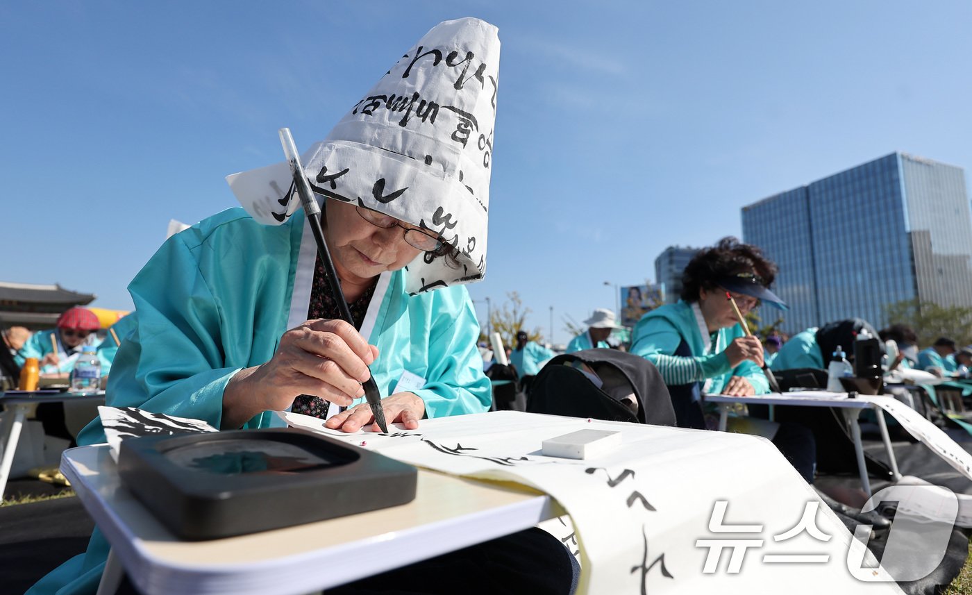 본문 이미지 - 제578돌 한글날을 맞은 9일 오전 서울 종로구 광화문광장에서 한국예술문화원 주체로 열린 조선시대 과거 시험 재현 '휘호대회'에서 한 참가자가 글씨를 적고 있다. 2024.10.9/뉴스1 ⓒ News1 김성진 기자
