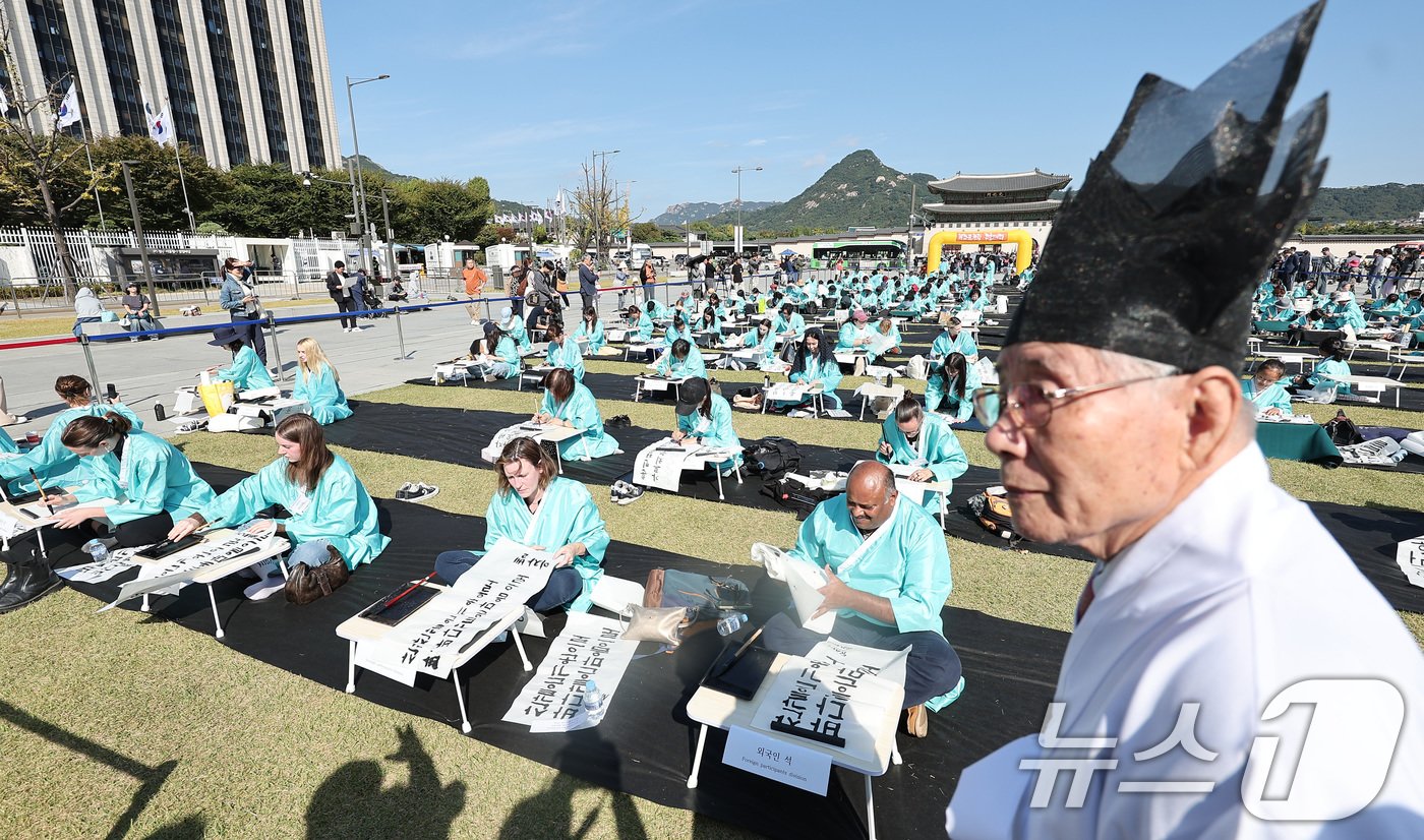 제578돌 한글날을 맞은 9일 오전 서울 종로구 광화문광장에서 한국예술문화원 주체로 열린 조선시대 과거 시험 재현 &#39;휘호대회&#39;에서 외국인 참가자들이 글씨를 쓰고 있다. 2024.10.9/뉴스1 ⓒ News1 김성진 기자