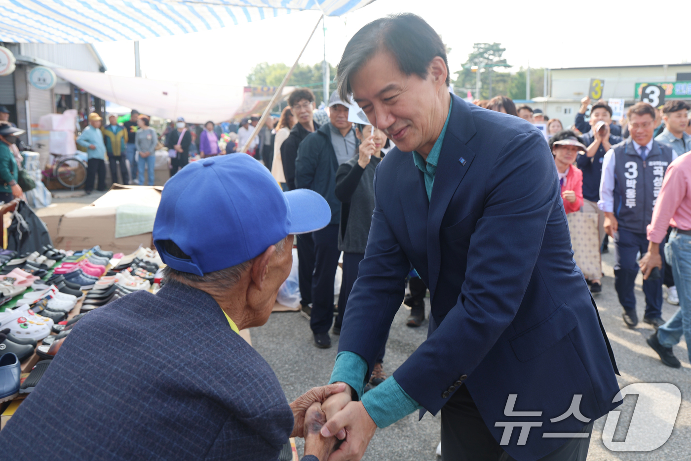 (서울=뉴스1) = 조국 조국혁신당 대표가 9일 오전 전남 곡성군 옥과장을 찾아 지역민들에게 곡성군수 재선거에 출마한 박웅두 후보의 지지를 호소하고 있다.(조국혁신당 제공)2024 …