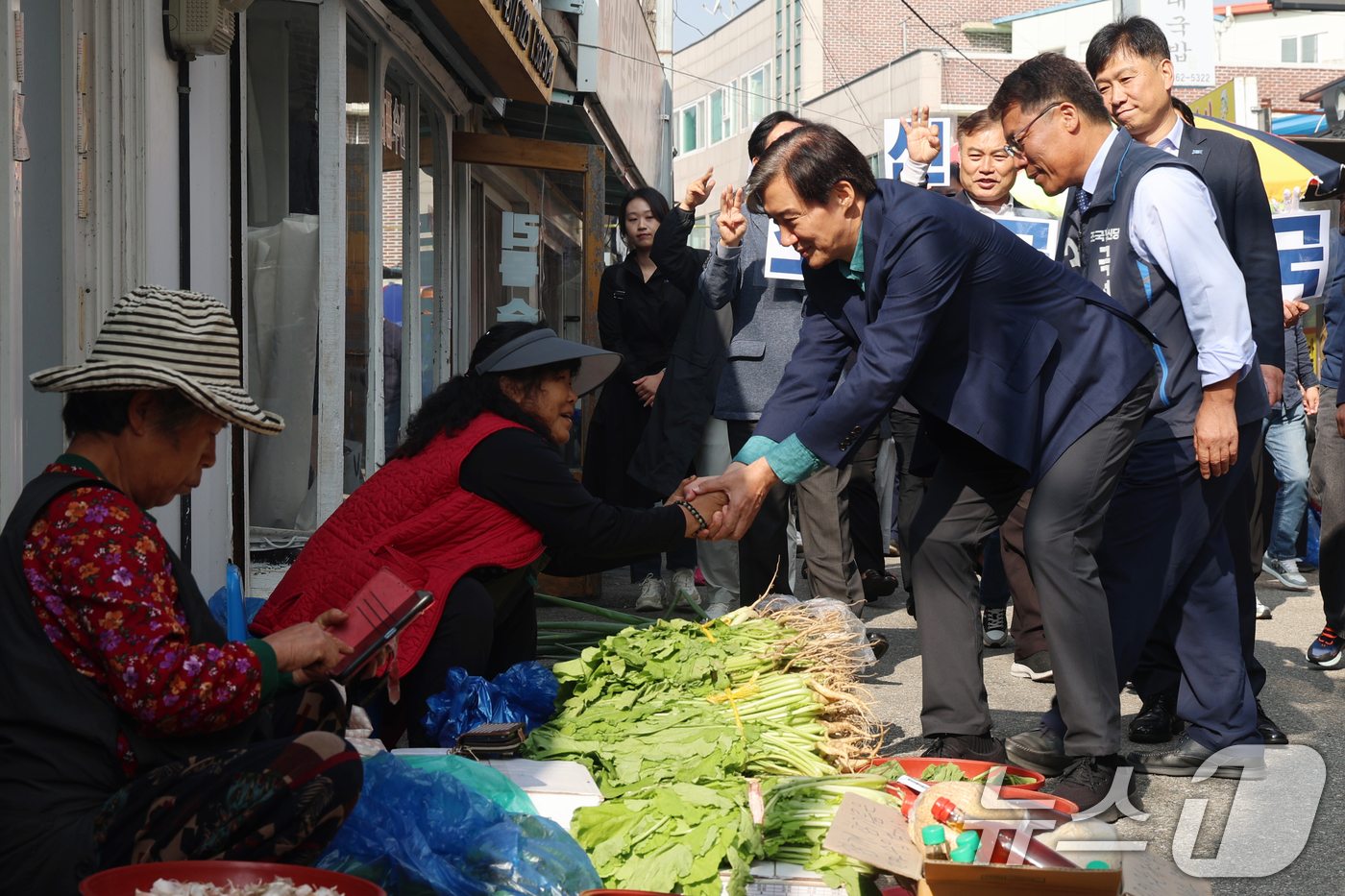 (서울=뉴스1) = 조국 조국혁신당 대표가 9일 오전 전남 곡성군 옥과장을 찾아 상인들에게 곡성군수 재선거에 출마한 박웅두 후보의 지지를 호소하고 있다.(조국혁신당 제공)2024. …