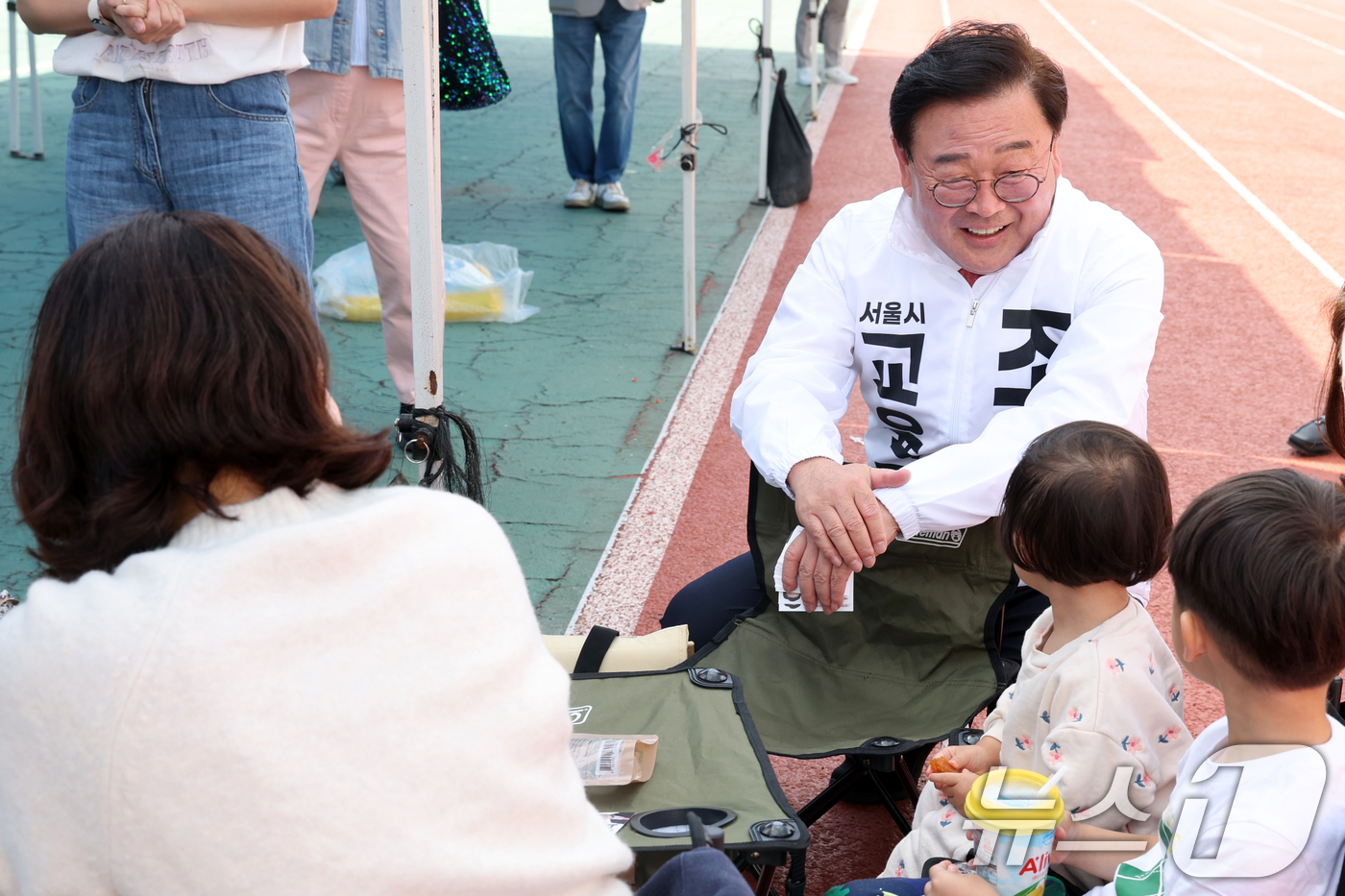 (서울=뉴스1) 황기선 기자 = 10·16 서울시교육감 보궐선거 보수 진영 단일 후보인 조전혁 후보가 9일 오후 서울 서초구 반포종합운동장에서 열린 '서초구연맹회장배 풋살대회'에 …