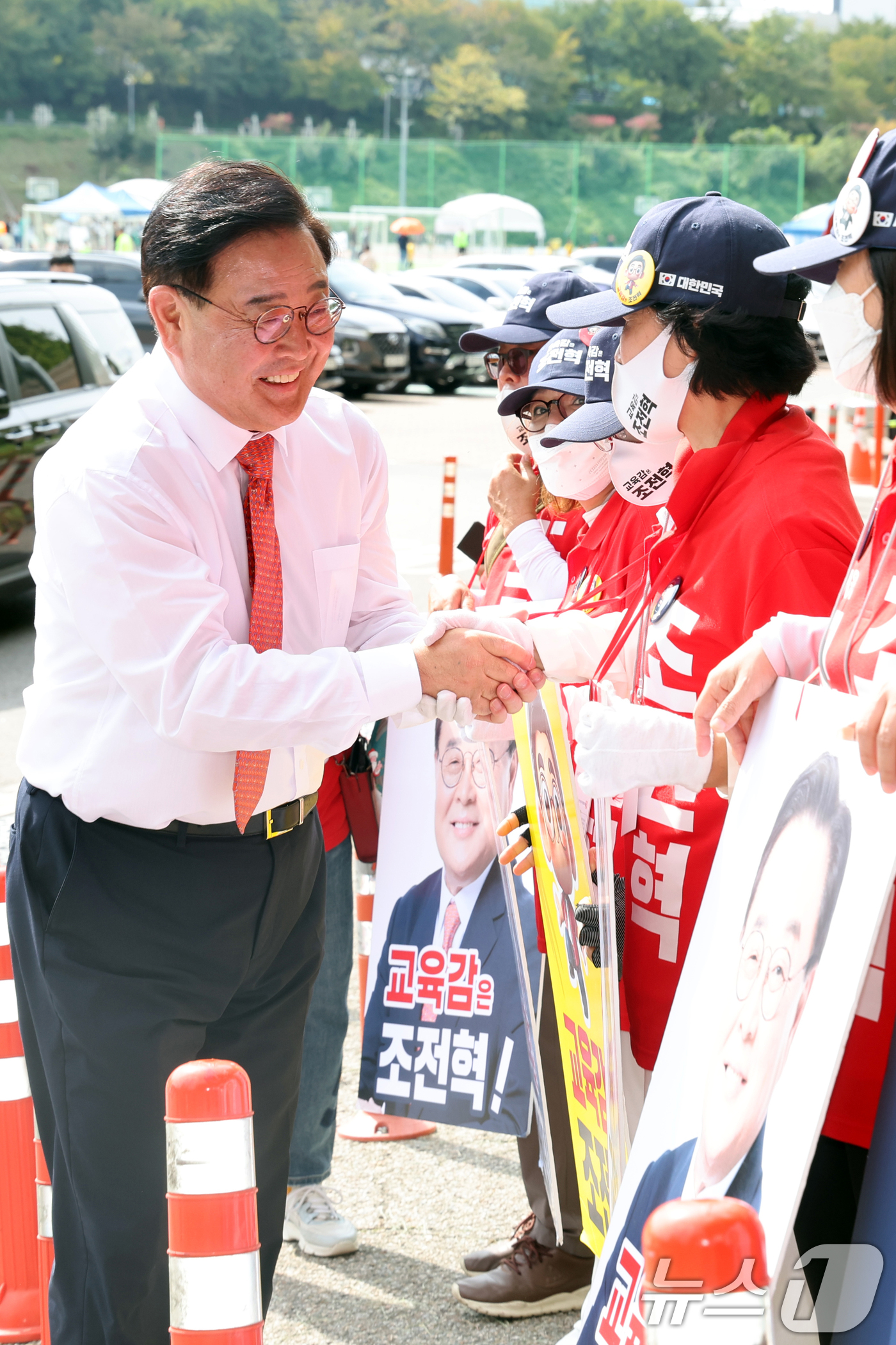 (서울=뉴스1) 황기선 기자 = 10·16 서울시교육감 보궐선거 보수 진영 단일 후보인 조전혁 후보가 9일 오후 서울 서초구 반포종합운동장에서 열린 '서초구연맹회장배 풋살대회'에 …