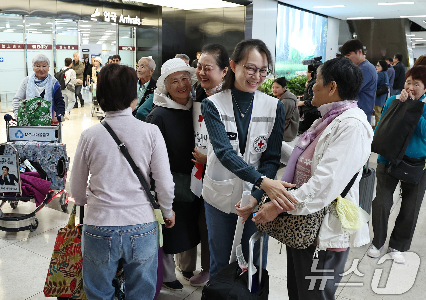 (서울=뉴스1) 구윤성 기자 = 사할린 동포들이 9일 오후 대한적십자사의 지원을 받아 김포공항을 통해 모국을 방문, 기뻐하고 있다. 2024.10.9/뉴스1