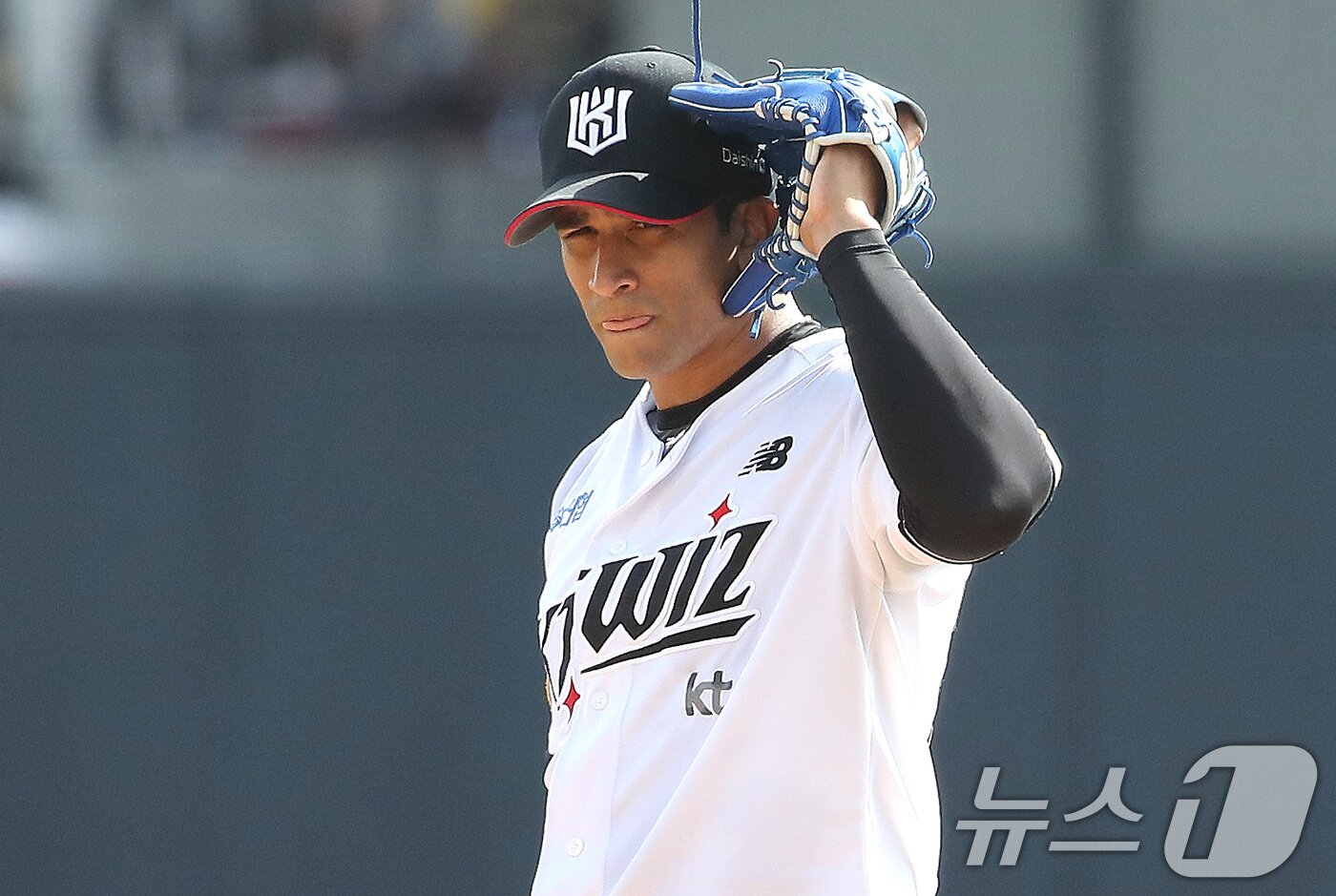 9일 오후 경기 수원시 장안구 KT 위즈파크에서 열린 프로야구 &#39;2024 신한 SOL 뱅크 KBO 포스트시즌&#39; 준플레이오프 4차전 LG 트윈스와 kt 위즈의 경기에서 kt 쿠에바스가 피치컴으로 포수 사인을 듣고 있다. 2024.10.9/뉴스1 ⓒ News1 임세영 기자