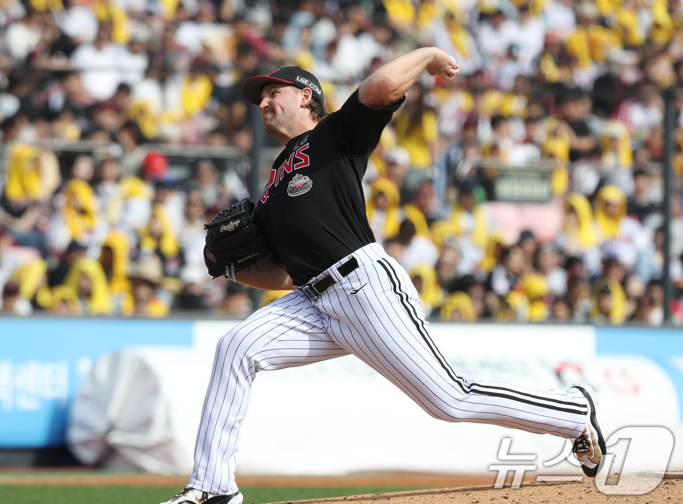 9일 오후 경기 수원시 장안구 KT위즈파크에서 열린 프로야구 &#39;2024 신한 SOL 뱅크 KBO 포스트시즌&#39; 준플레이오프 4차전 LG 트윈스와 KT 위즈의 경기, 1회말 LG 선발투수 엔스가 공을 던지고 있다. 2024.10.9/뉴스1 ⓒ News1 김영운 기자