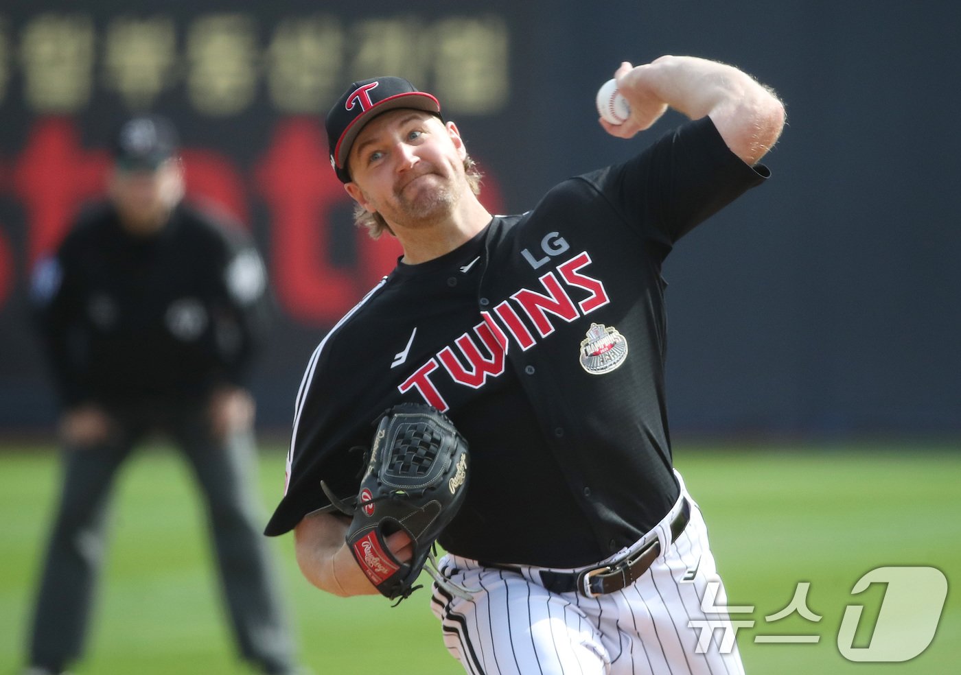 9일 오후 경기 수원시 장안구 KT 위즈파크에서 열린 프로야구 &#39;2024 신한 SOL 뱅크 KBO 포스트시즌&#39; 준플레이오프 4차전 LG 트윈스와 kt 위즈의 경기에서 LG 엔스가 역투하고 있다. 2024.10.9/뉴스1 ⓒ News1 임세영 기자