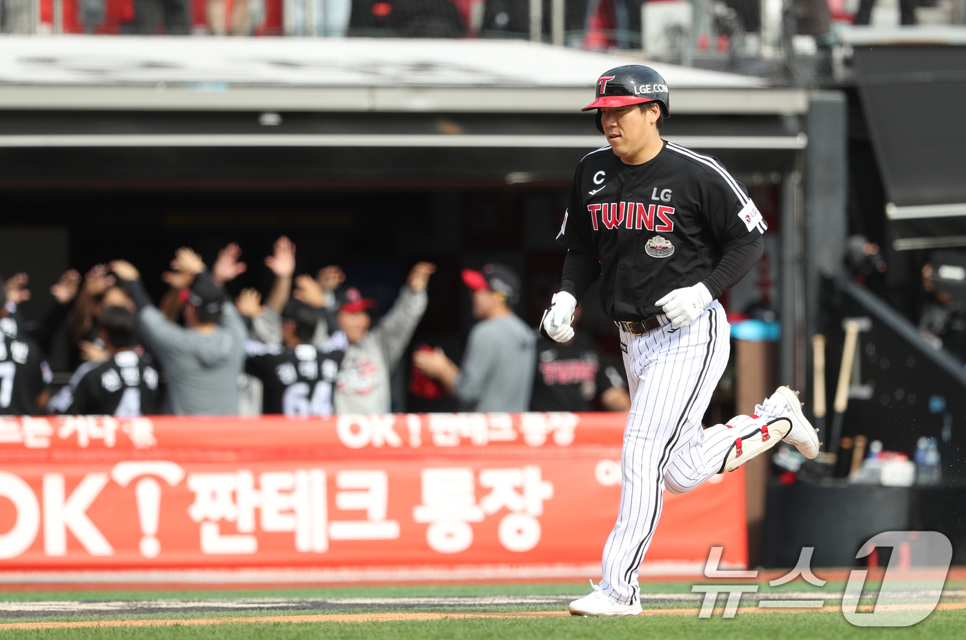 (수원=뉴스1) 김영운 기자 = 9일 오후 경기 수원시 장안구 KT위즈파크에서 열린 프로야구 '2024 신한 SOL 뱅크 KBO 포스트시즌' 준플레이오프 4차전 LG 트윈스와 KT …