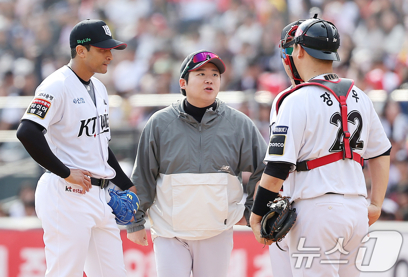 (수원=뉴스1) 김진환 기자 = 9일 오후 경기 수원시 장안구 KT위즈파크에서 열린 프로야구 '2024 신한 SOL 뱅크 KBO 포스트시즌' 준플레이오프 4차전 LG 트윈스와 KT …