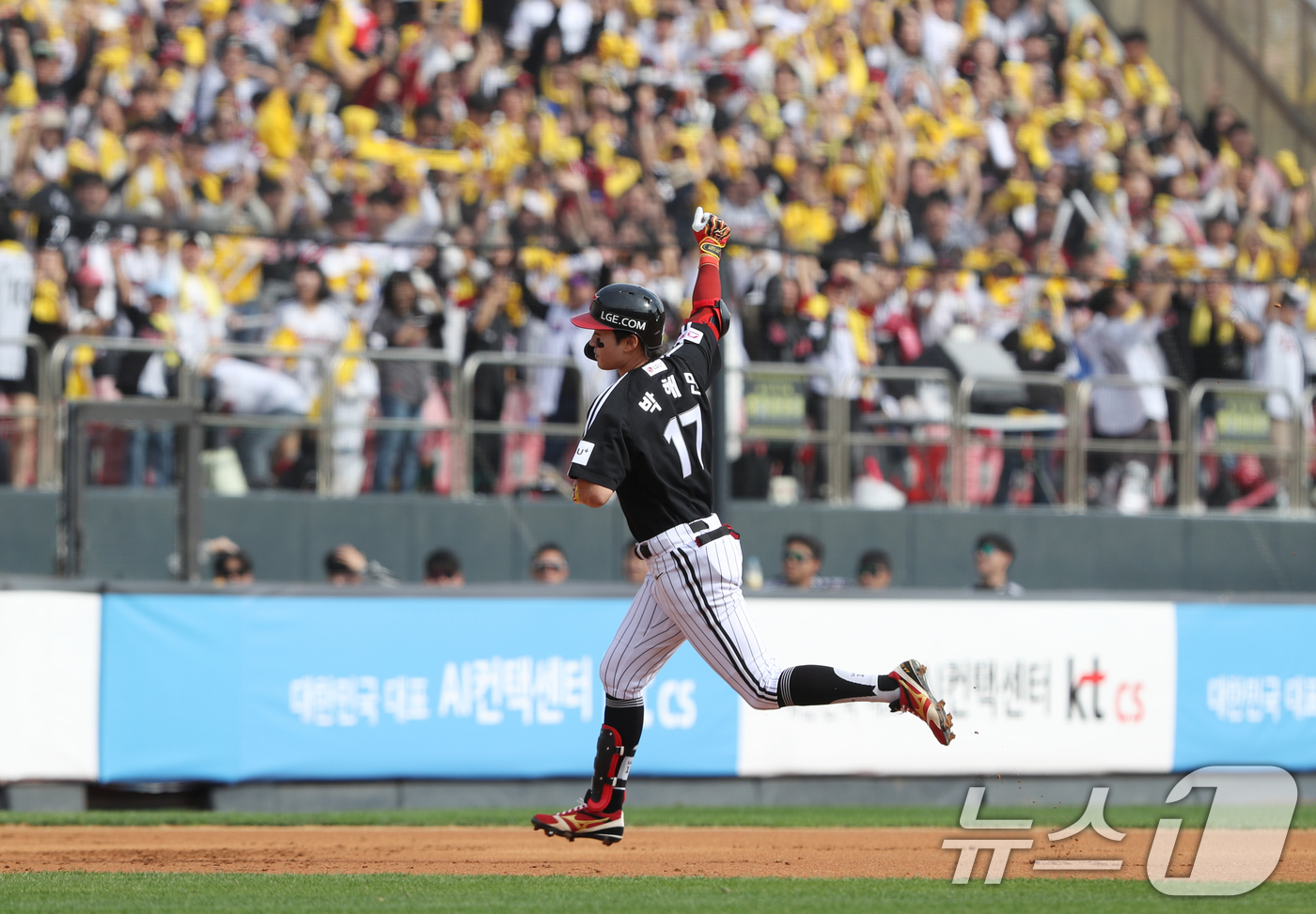 (수원=뉴스1) 김영운 기자 = 9일 오후 경기 수원시 장안구 KT위즈파크에서 열린 프로야구 '2024 신한 SOL 뱅크 KBO 포스트시즌' 준플레이오프 4차전 LG 트윈스와 KT …