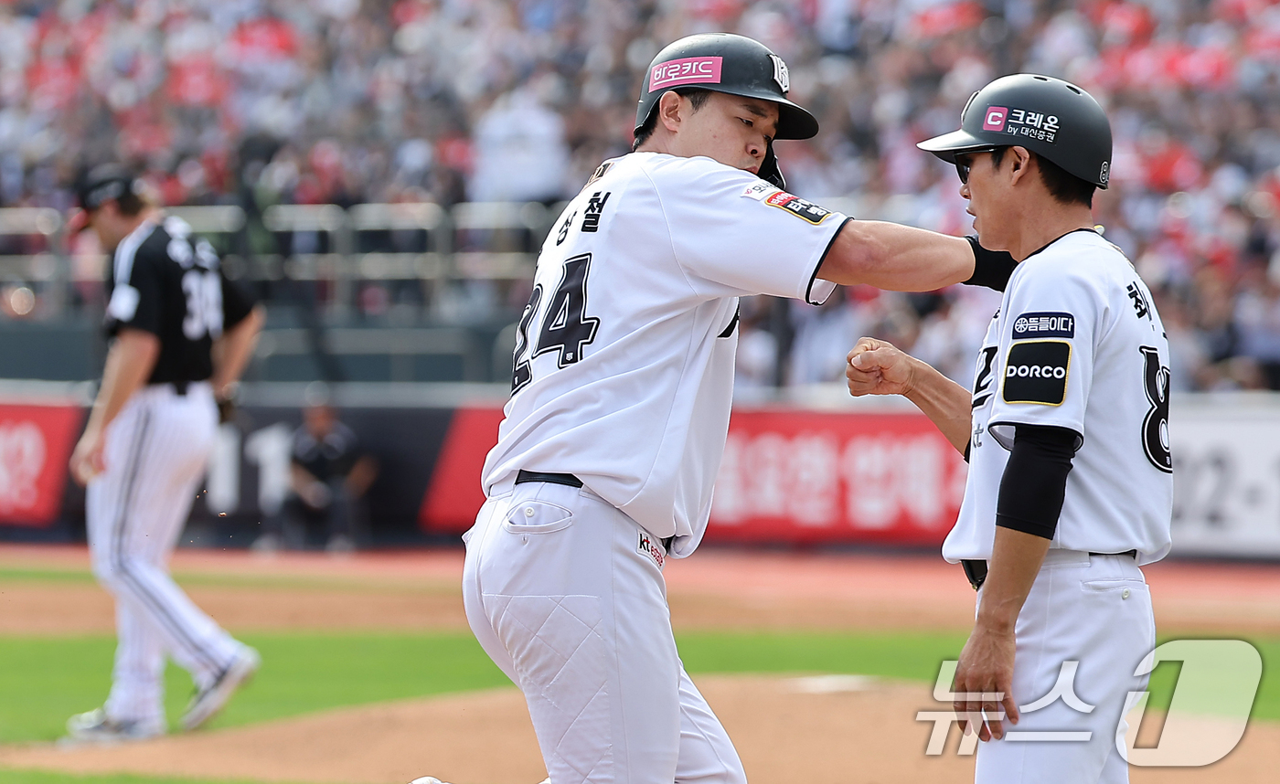 (수원=뉴스1) 김진환 기자 = 9일 오후 경기 수원시 장안구 KT위즈파크에서 열린 프로야구 '2024 신한 SOL 뱅크 KBO 포스트시즌' 준플레이오프 4차전 LG 트윈스와 KT …