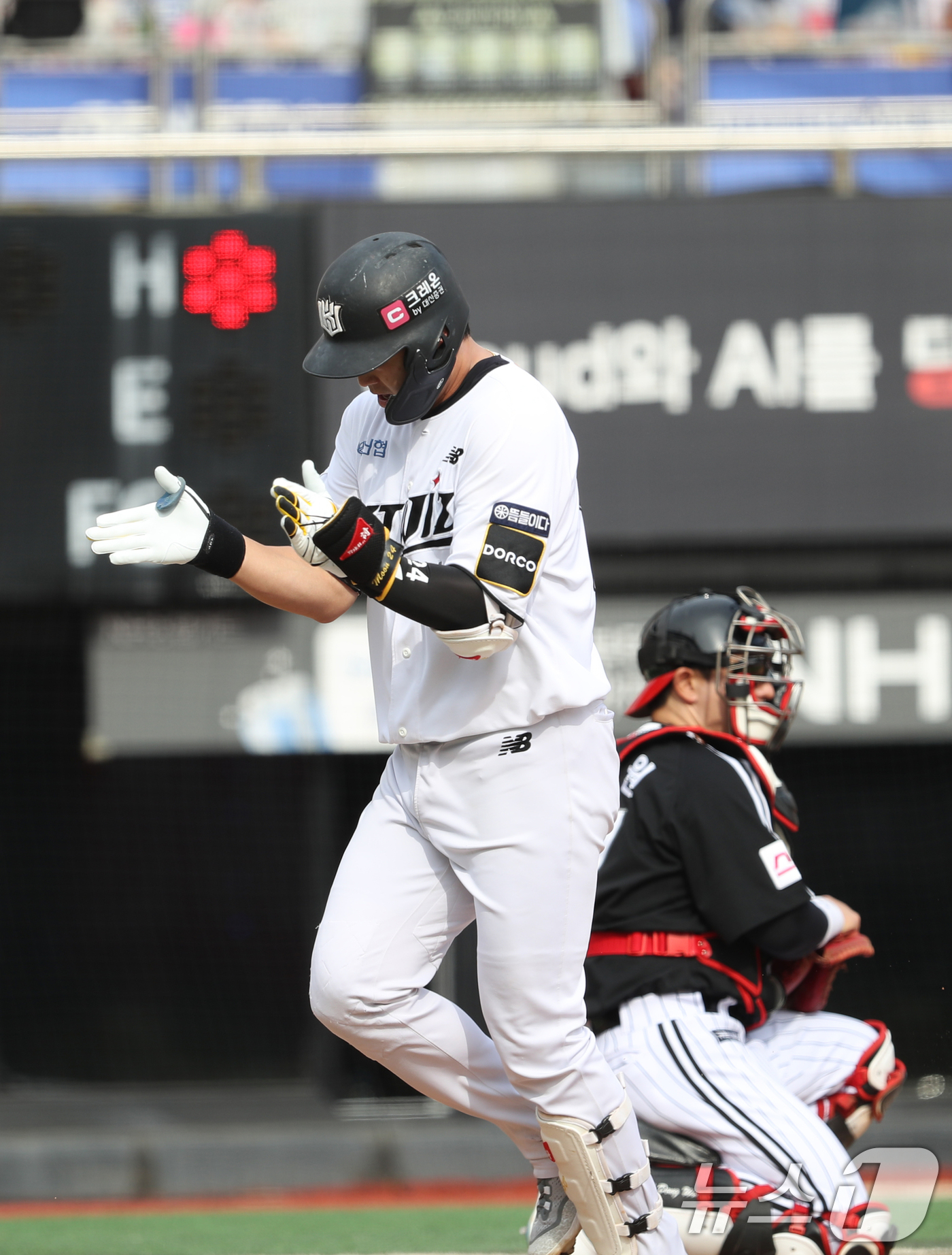 (수원=뉴스1) 김영운 기자 = 9일 오후 경기 수원시 장안구 KT위즈파크에서 열린 프로야구 '2024 신한 SOL 뱅크 KBO 포스트시즌' 준플레이오프 4차전 LG 트윈스와 KT …