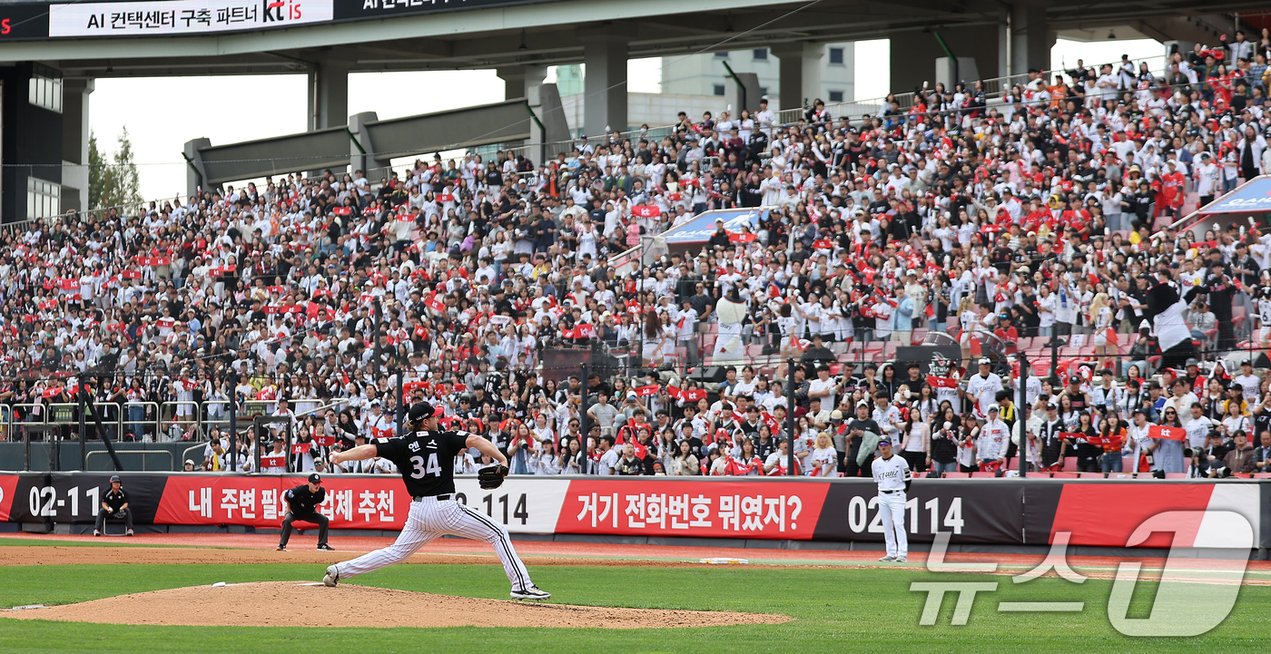 (수원=뉴스1) 김진환 기자 = 9일 오후 경기 수원시 장안구 KT위즈파크에서 열린 프로야구 '2024 신한 SOL 뱅크 KBO 포스트시즌' 준플레이오프 4차전 LG 트윈스와 KT …