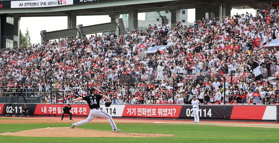 만원 관중 속 역투 펼치는 엔스