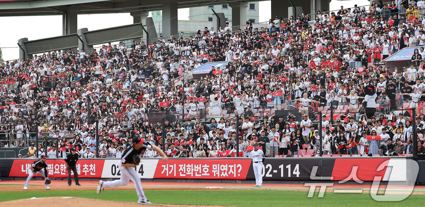 (수원=뉴스1) 김진환 기자 = 9일 오후 경기 수원시 장안구 KT위즈파크에서 열린 프로야구 '2024 신한 SOL 뱅크 KBO 포스트시즌' 준플레이오프 4차전 LG 트윈스와 KT …