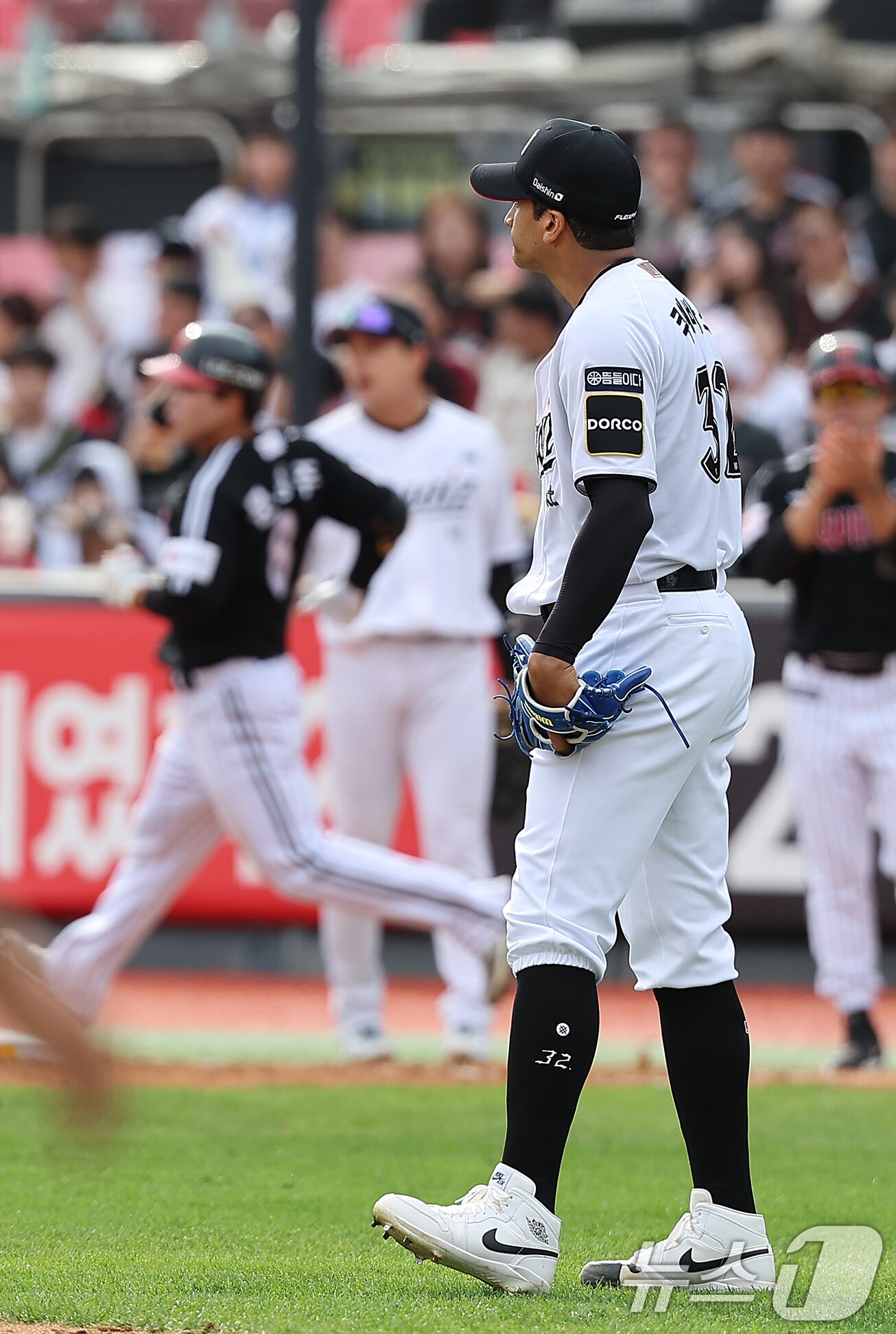 9일 오후 경기 수원시 장안구 KT위즈파크에서 열린 프로야구 &#39;2024 신한 SOL 뱅크 KBO 포스트시즌&#39; 준플레이오프 4차전 LG 트윈스와 KT 위즈의 경기, kt 선발 쿠에바스가 4회초 2사 3루에서 LG 문성주에게 적시타를 허용 후 아쉬워하고 있다. 2024.10.9/뉴스1 ⓒ News1 김진환 기자