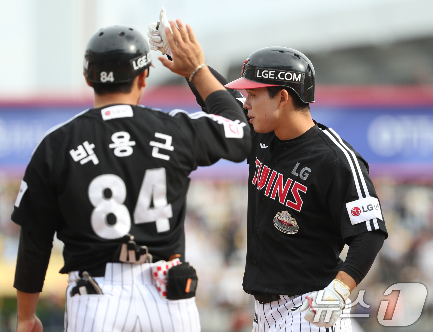 (수원=뉴스1) 김영운 기자 = 9일 오후 경기 수원시 장안구 KT위즈파크에서 열린 프로야구 '2024 신한 SOL 뱅크 KBO 포스트시즌' 준플레이오프 4차전 LG 트윈스와 KT …