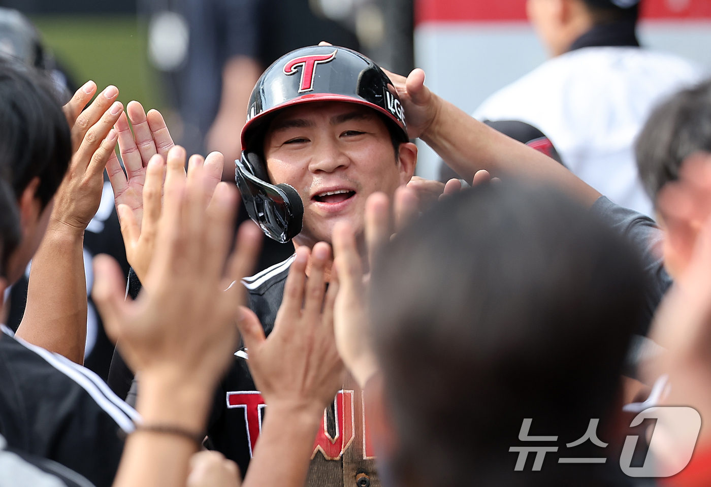 (수원=뉴스1) 김진환 기자 = 9일 오후 경기 수원시 장안구 KT위즈파크에서 열린 프로야구 '2024 신한 SOL 뱅크 KBO 포스트시즌' 준플레이오프 4차전 LG 트윈스와 KT …