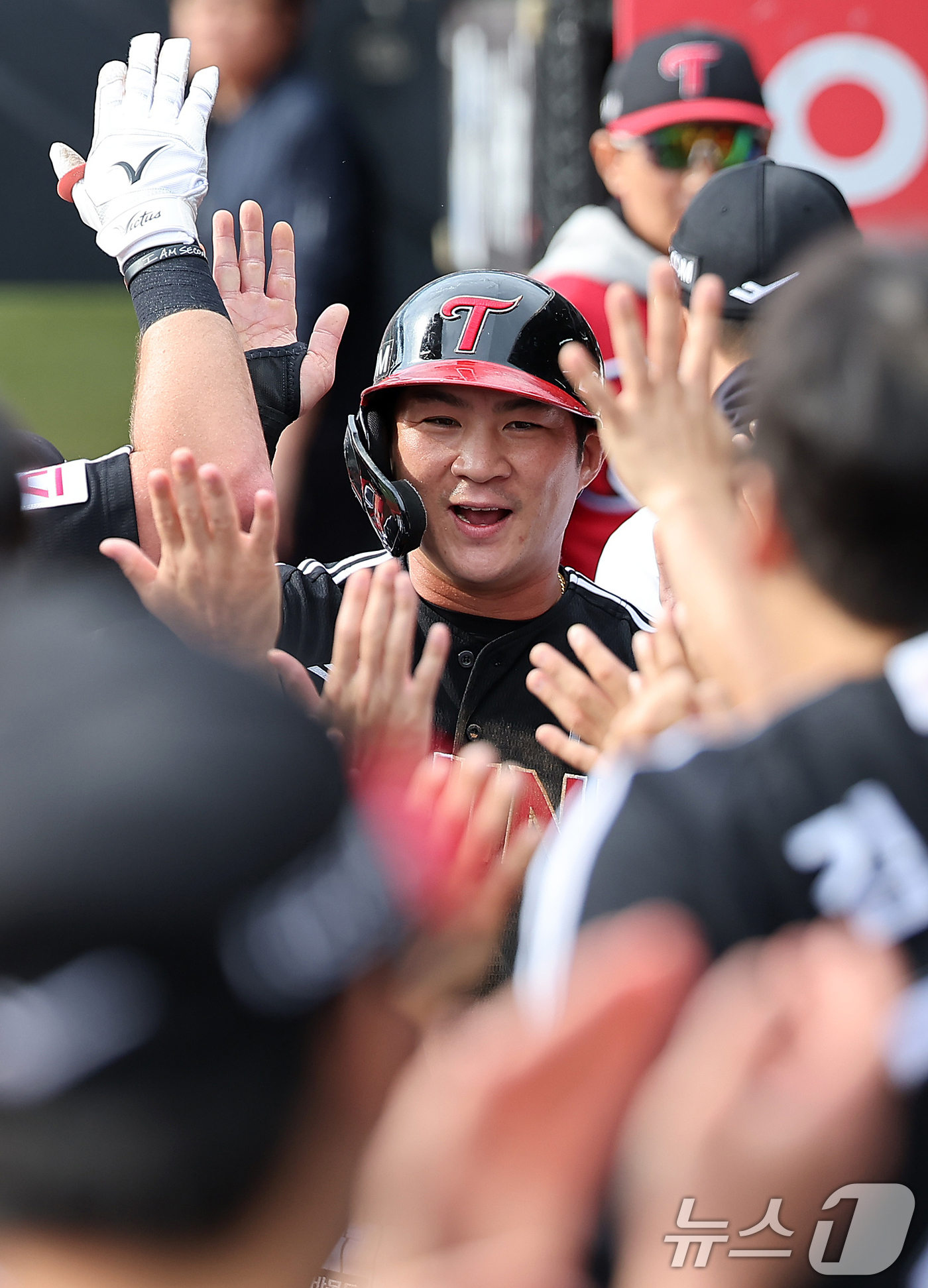 (수원=뉴스1) 김진환 기자 = 9일 오후 경기 수원시 장안구 KT위즈파크에서 열린 프로야구 '2024 신한 SOL 뱅크 KBO 포스트시즌' 준플레이오프 4차전 LG 트윈스와 KT …