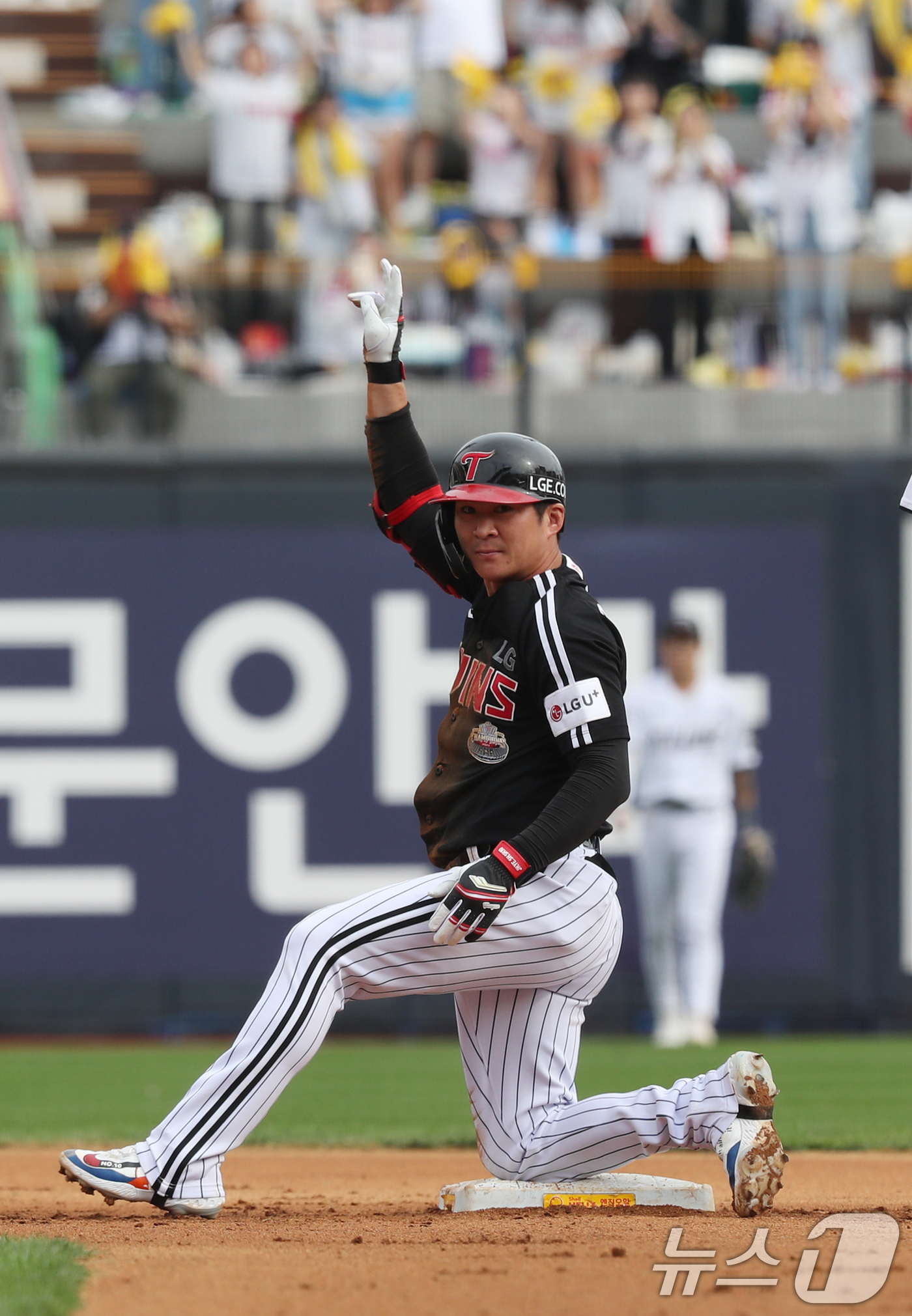 (수원=뉴스1) 김영운 기자 = 9일 오후 경기 수원시 장안구 KT위즈파크에서 열린 프로야구 '2024 신한 SOL 뱅크 KBO 포스트시즌' 준플레이오프 4차전 LG 트윈스와 KT …